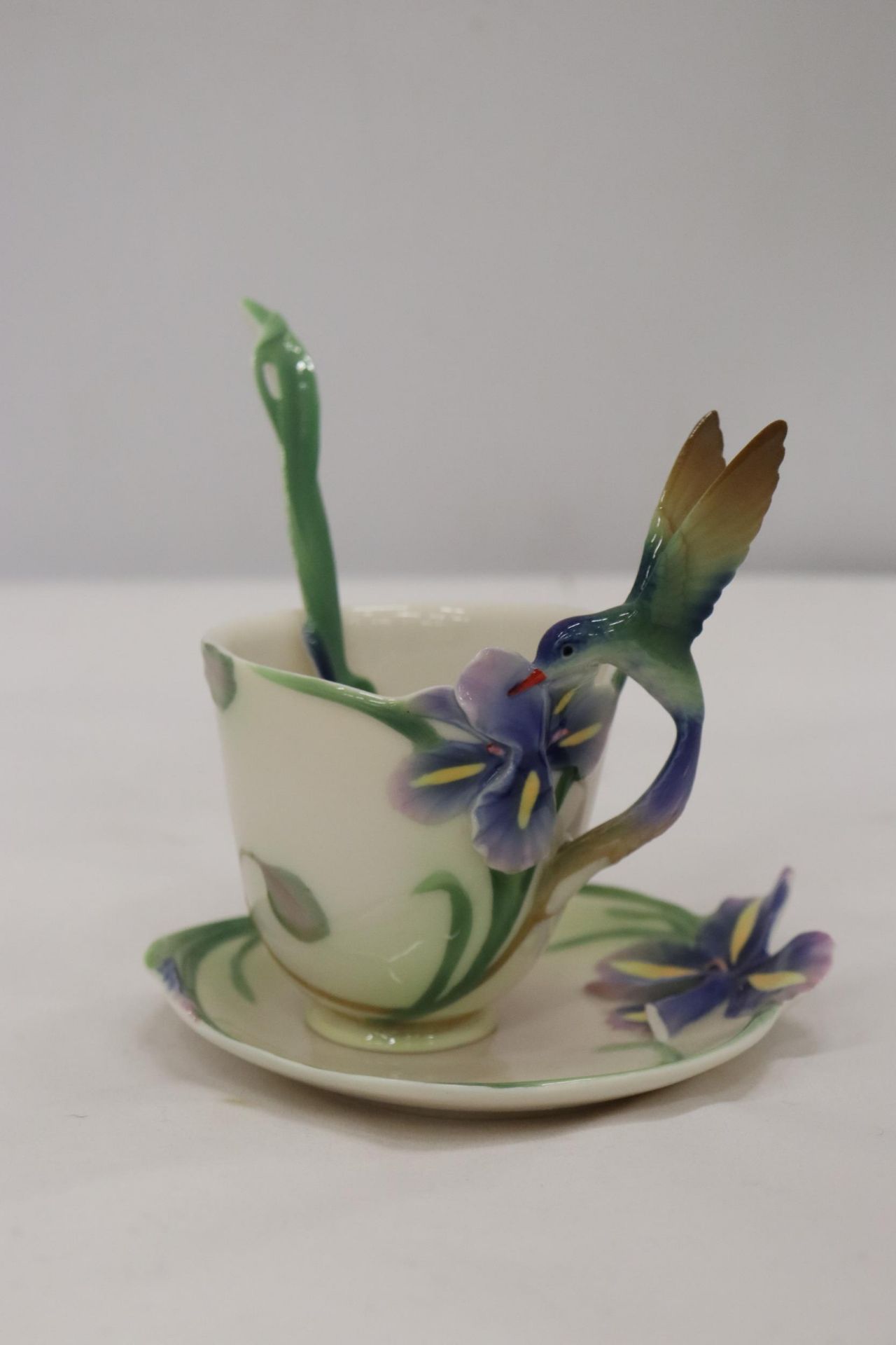 A FRANZ PORCELAIN CUP, SAUCER AND SPOON SET WITH HUMMING BIRD DESIGN. AF - CHIP TO SAUCER - Image 2 of 8