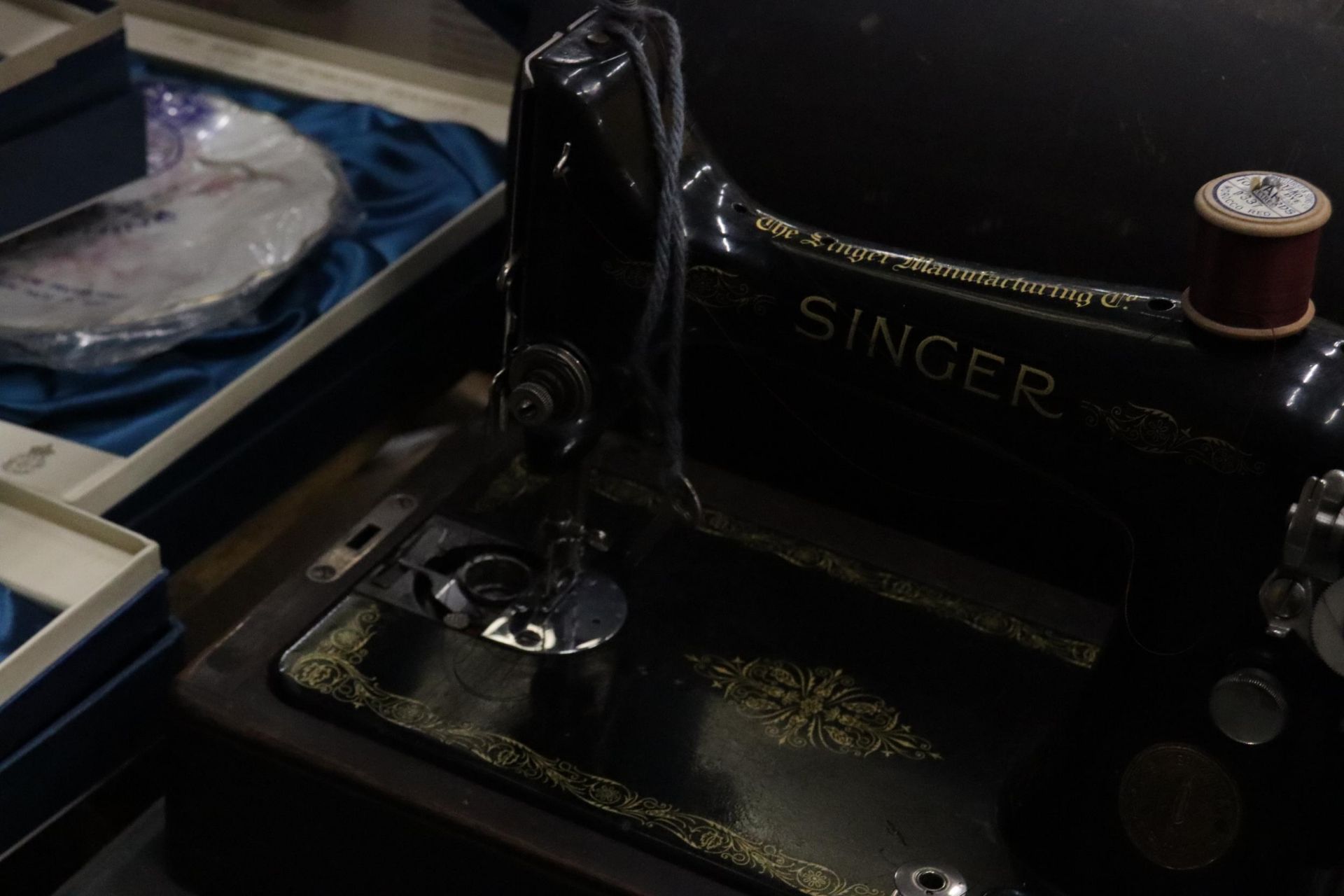 A VINTAGE SINGER SEWING MACHINE WITH ORIGINAL CASE AND KEY - Image 5 of 8