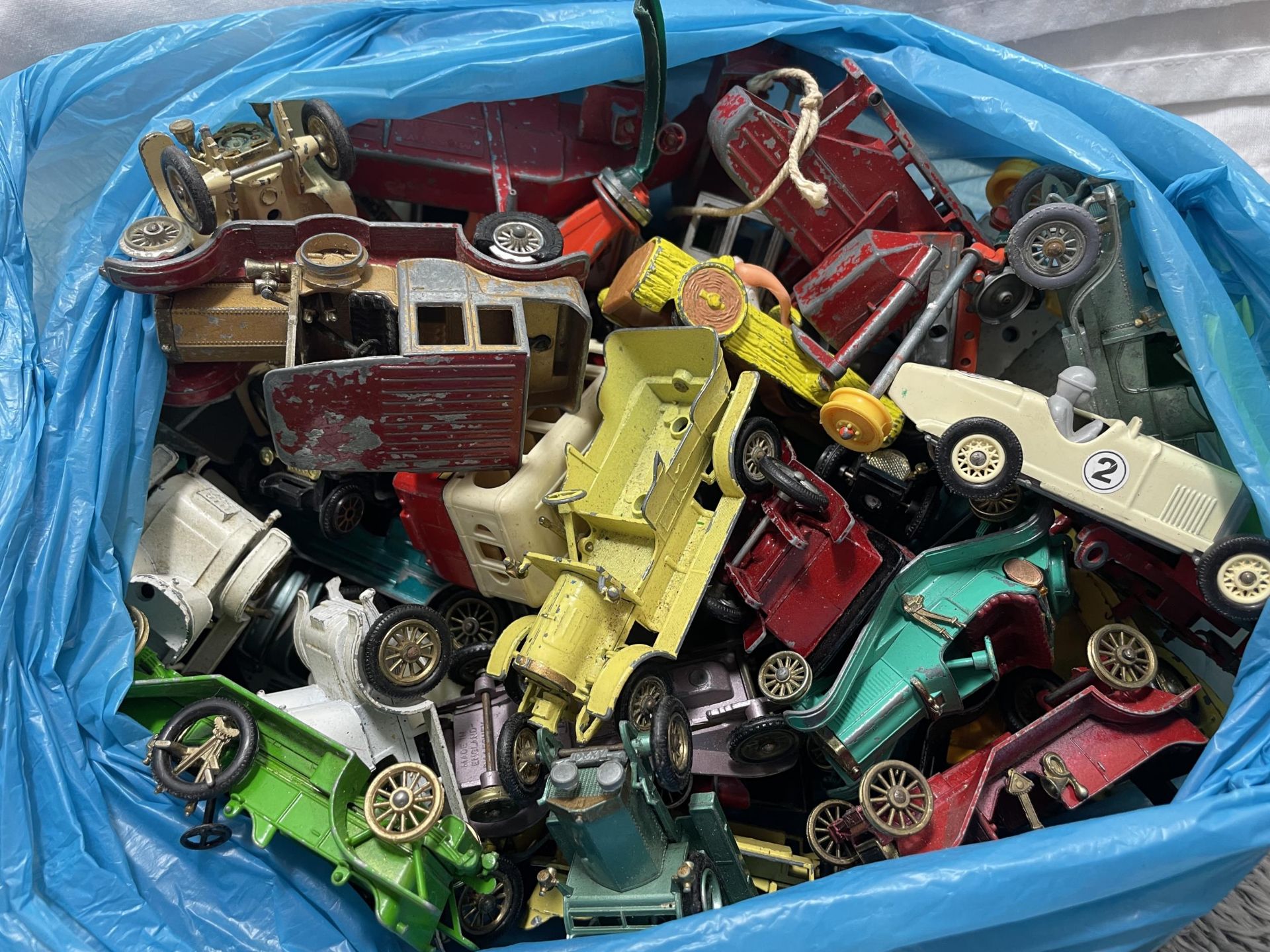 A QUANTITY OF VINTAGE DIECAST CARS AND VANS TO INCLUDE LLEDO, MATCHBOX, YESTERYEAR, ETC - Image 2 of 5