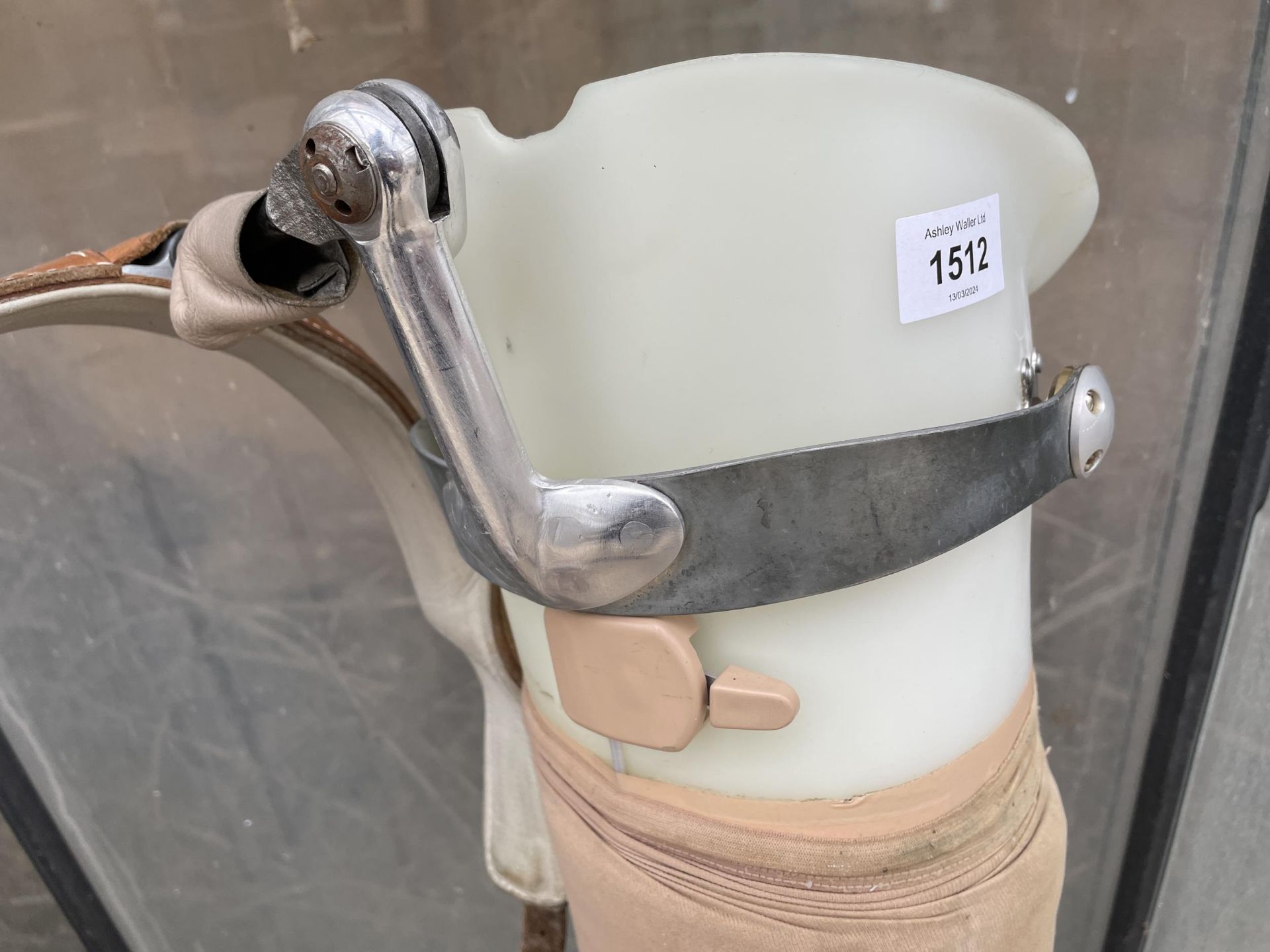 A PROSTHETIC LEG WITH STRAP AND BRACKET (L:93CM) - Bild 3 aus 4