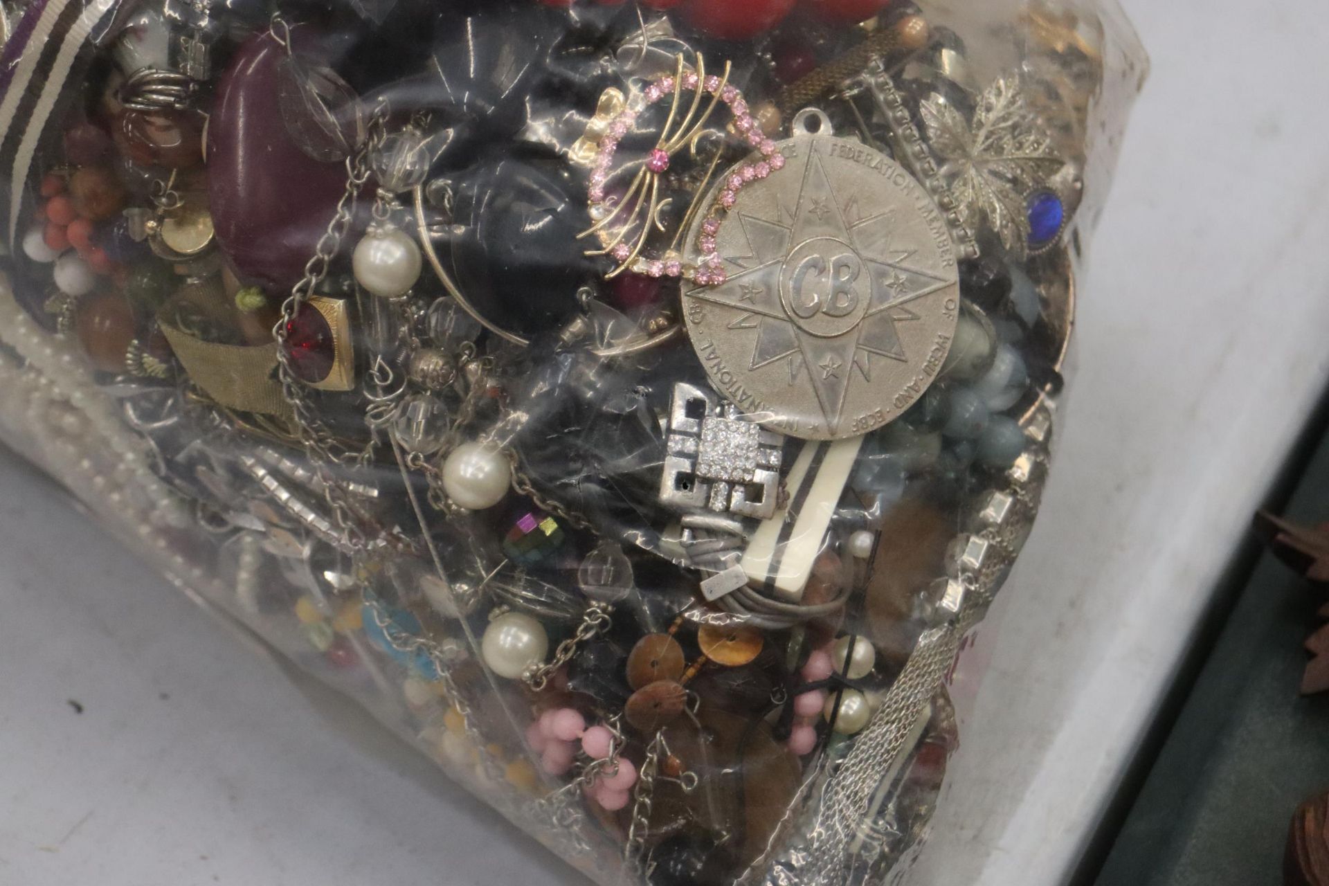 A LARGE QUANTITY OF UNSORTED COSTUME JEWELLERY - 7 KG IN TOTAL - Image 6 of 7