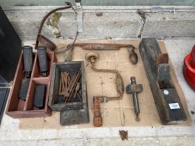 AN ASSORTMENT OF VINTAGE TOOLS TO INCLUDE BSA MOTORBIKE PEGS, A BRACE DRILL AND A WOOD PLANE ETC