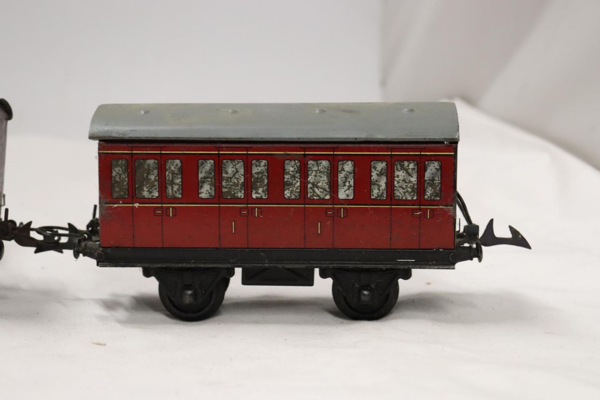 TWO HORNBY .30 GAUGE METAL RAILWAY CARRIAGES LENGTH 17 CM - Image 3 of 7