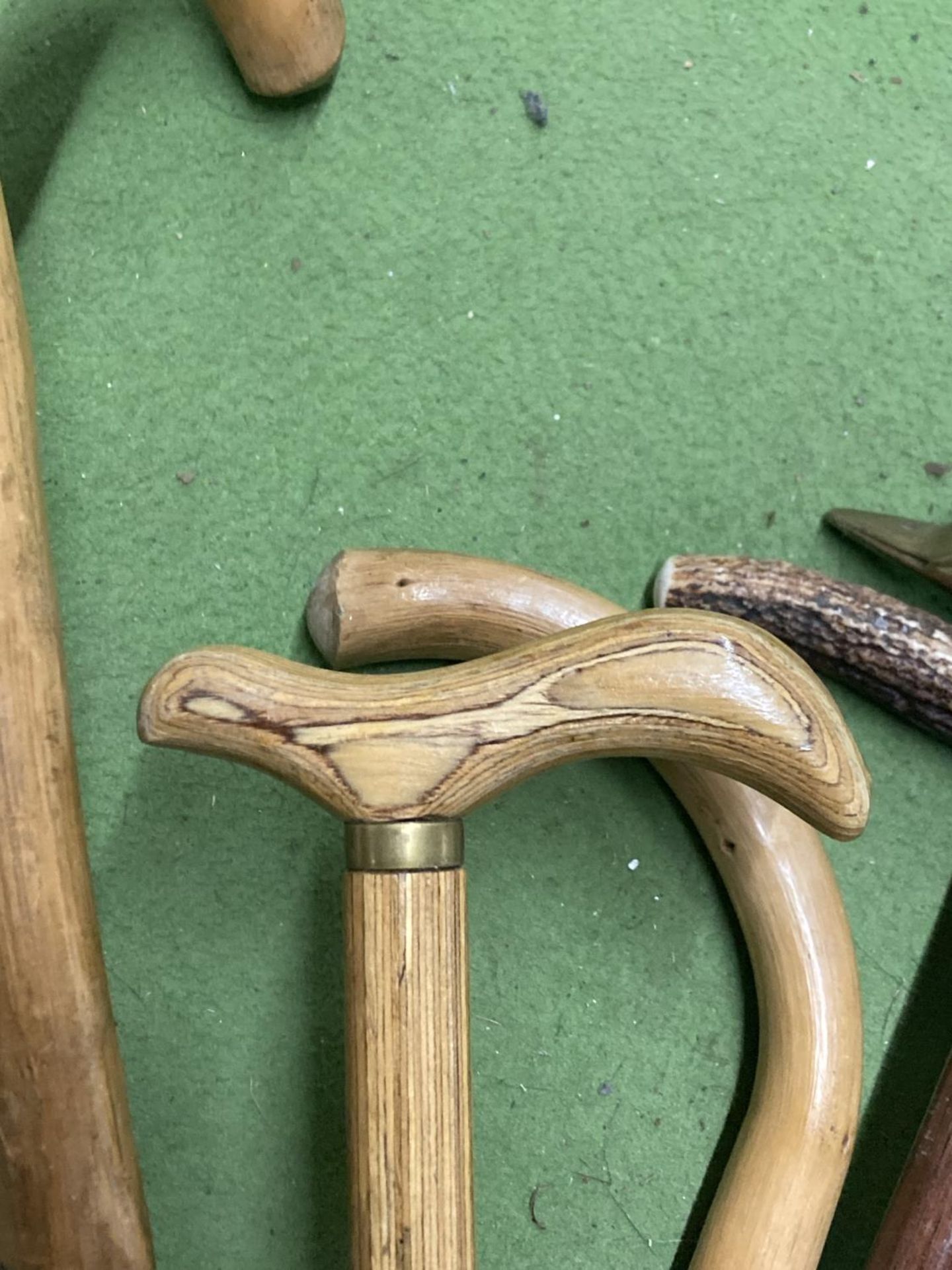 FIVE VINTAGE WALKING STICKS TO INCLUDE WITH A BRASS DUCK HEAD HANDLE AND A COPPER WARMING PAN - Image 4 of 5