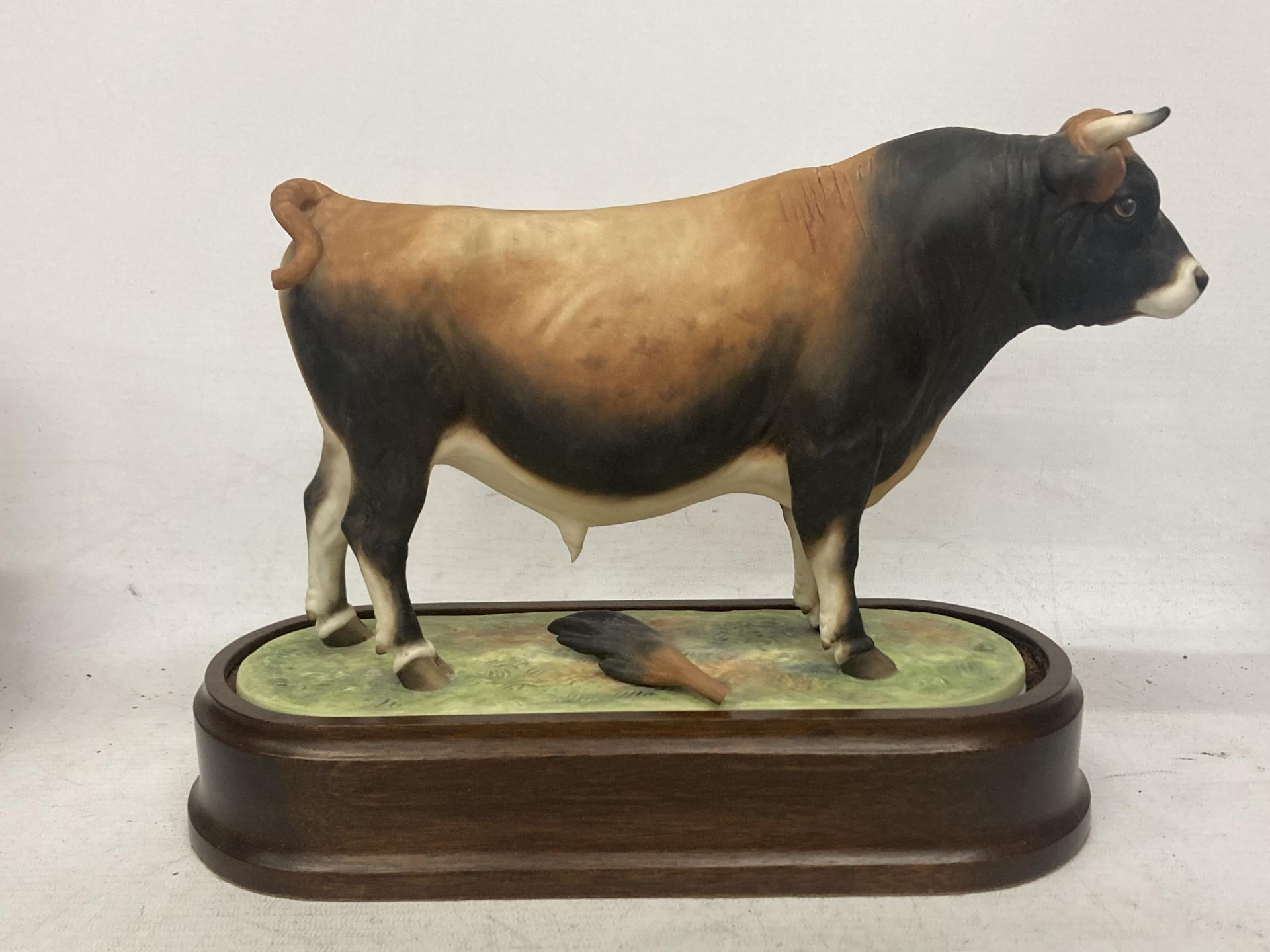 A ROYAL WORCESTER MODEL OF A JERSEY BULL MODELLED BY DORIS LINDNER PRODUCED IN A LIMITED EDITION - Image 3 of 5
