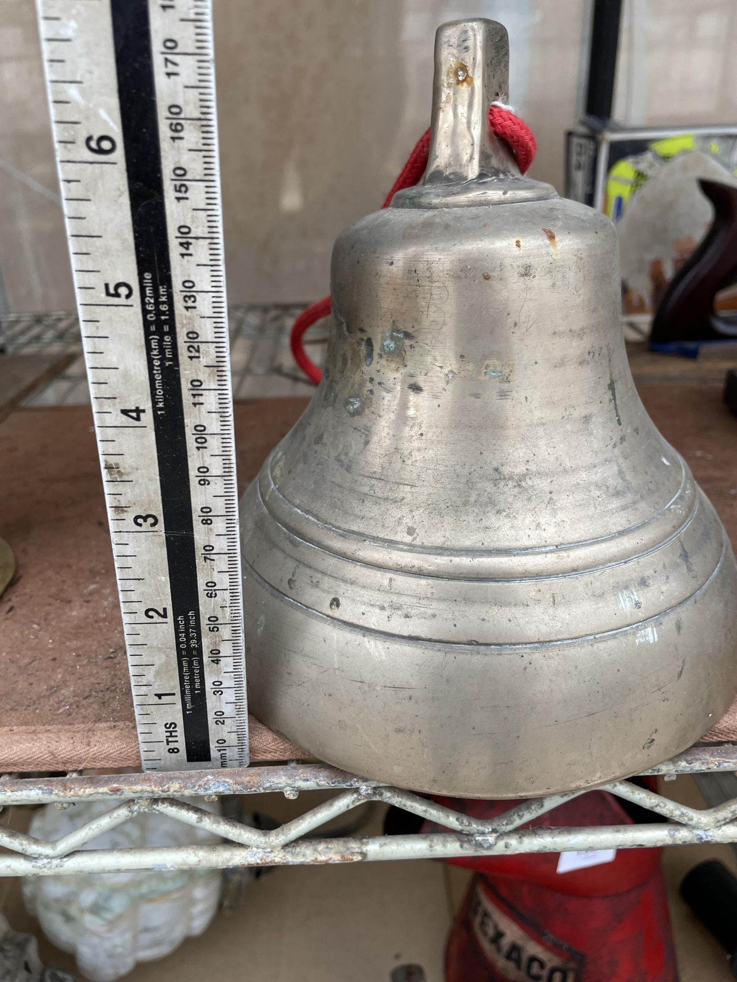 A SMALL VINTAGE BRASS BELL (A/F) - Image 2 of 3