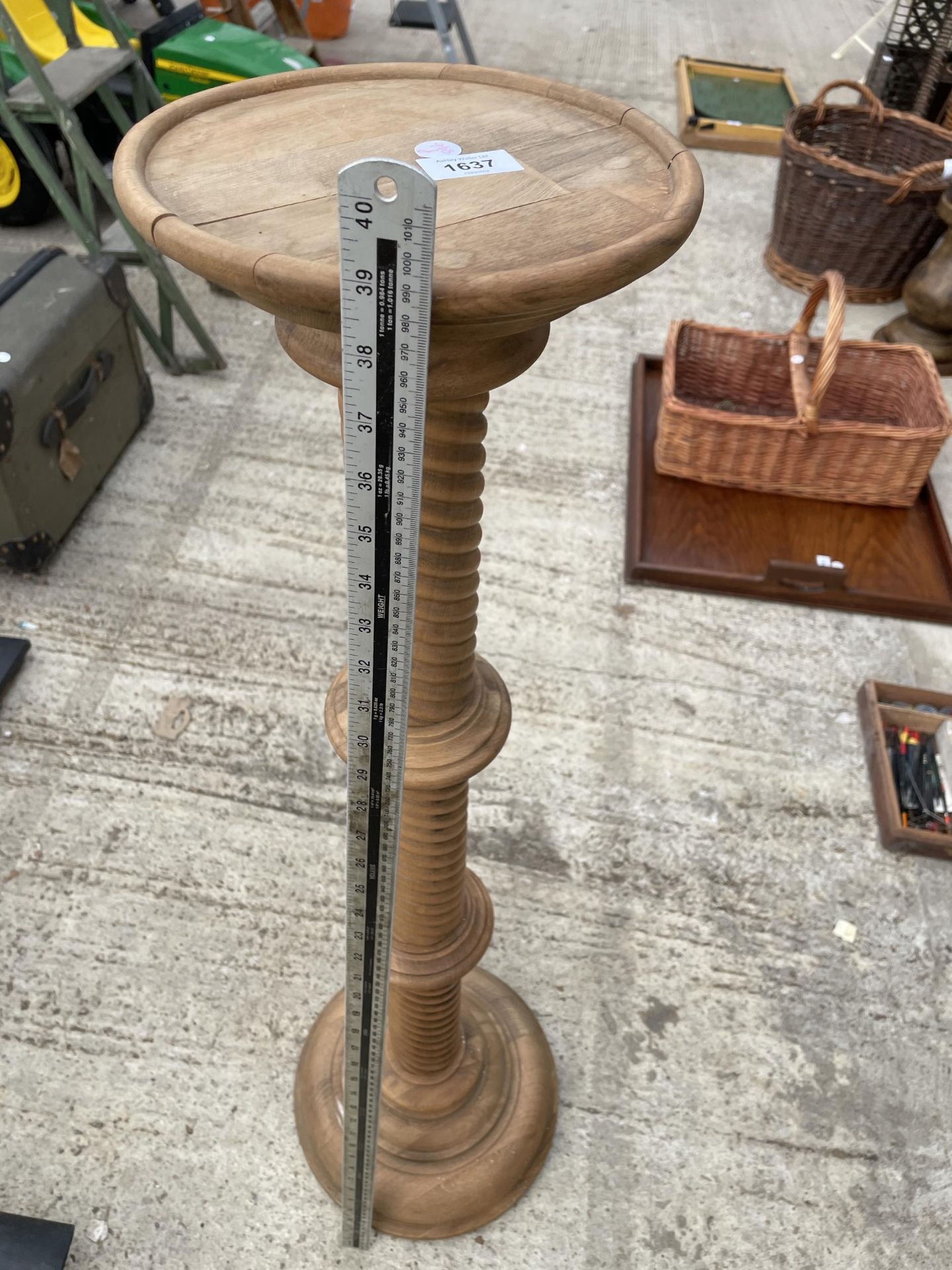 A WOODEN PLANT STAND WITH TWISTED PEDESTAL BASE - Bild 2 aus 2