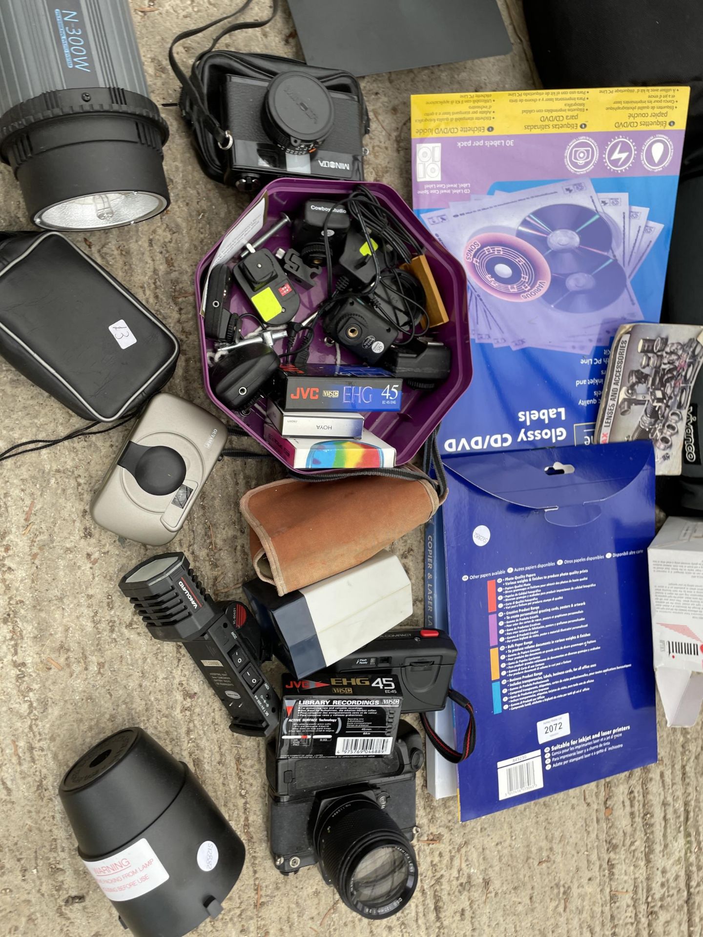 A LARGE ASSORTMENT OF PHOTOGRAPHY EQUIPMENT TO INCLUDE CAMERAS, BINOCULARS, CAMCORDERS AND - Image 3 of 4