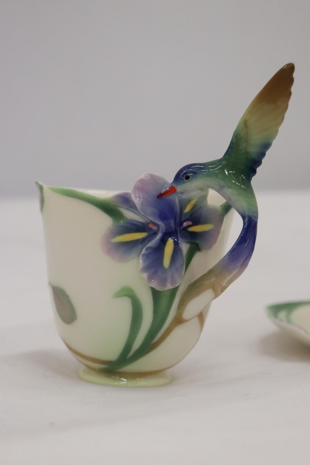 A FRANZ PORCELAIN CUP, SAUCER AND SPOON SET WITH HUMMING BIRD DESIGN. AF - CHIP TO SAUCER - Image 4 of 8