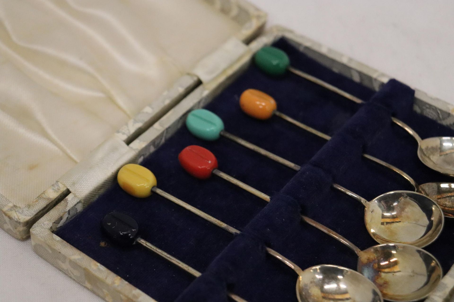 A SET OF SIX HALLMARKED SHEFFIELD SILVER COFFEE BEAN SPOONS WITH VARIOUS COLOURED TOPS IN A - Bild 4 aus 7