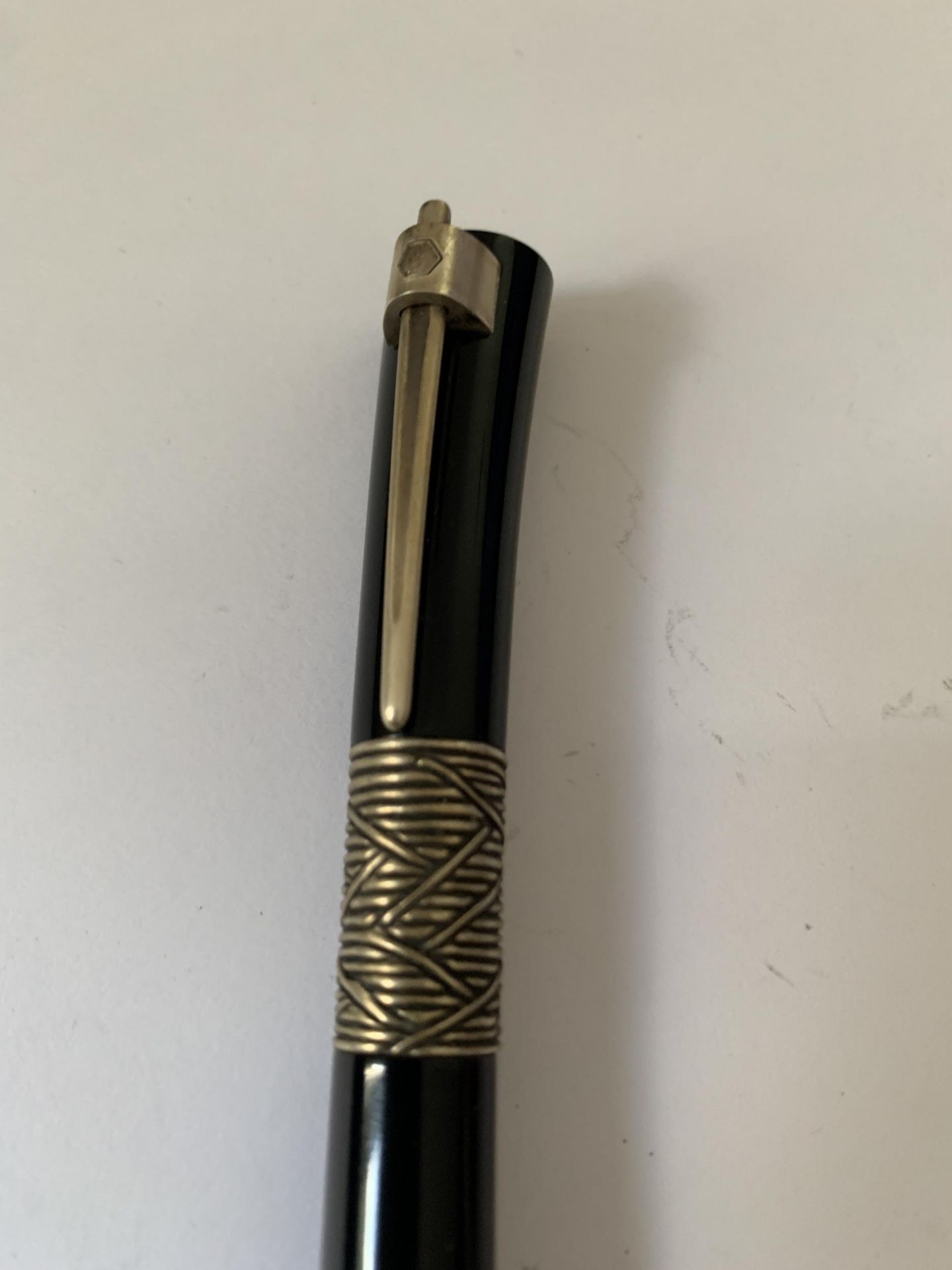 A WATERMAN SERENITE FOUNTAIN PEN WITH STERLING BAND AND AN 18 CARAT GOLD MEDIUM NIB - Bild 2 aus 6