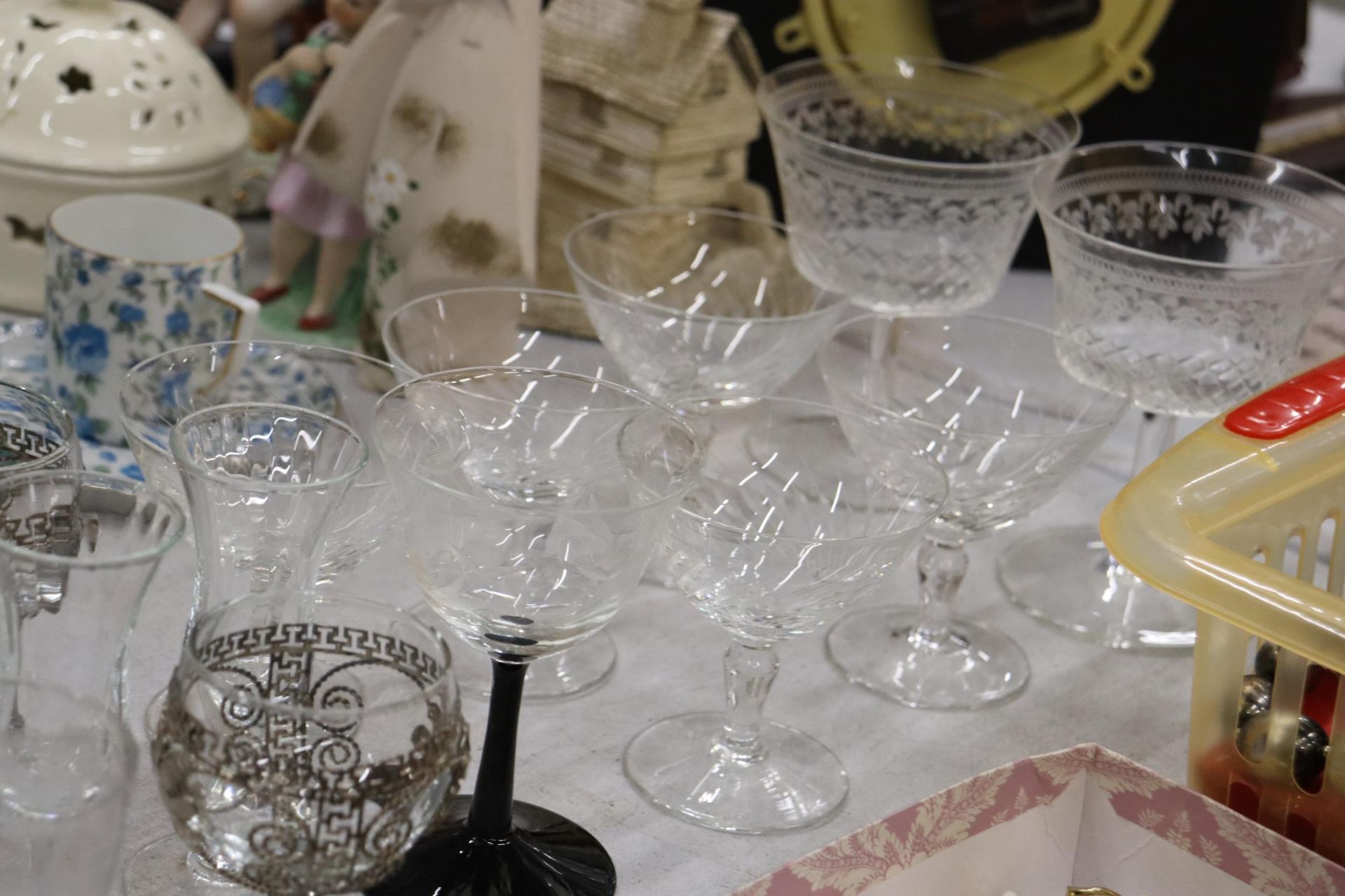 A QUANTITY OF GLASSES TO INCLUDE SHERRY, SHOT GLASSES, ETC - Image 8 of 10