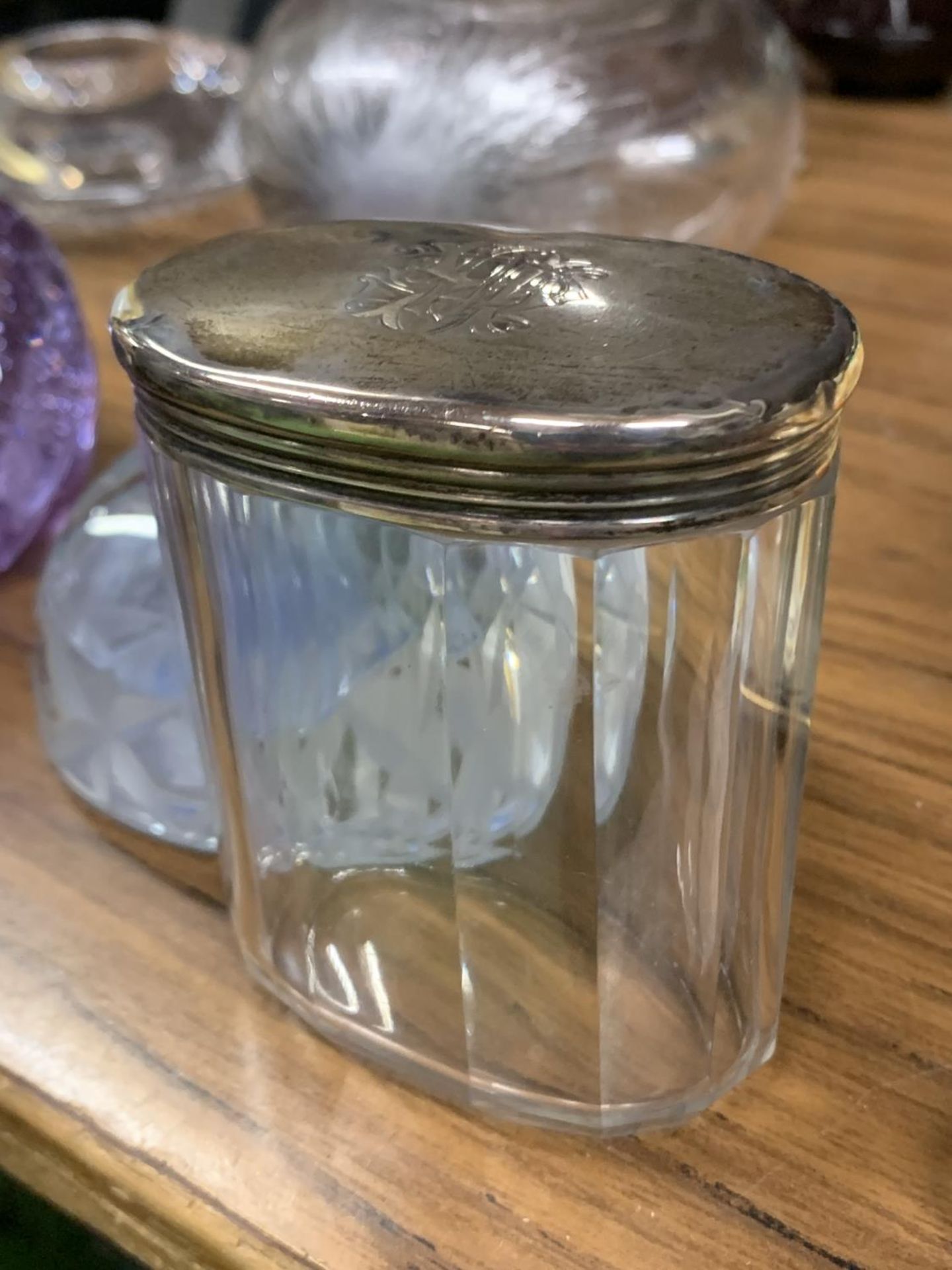 A COLLECTION OF CLEAR AND COLOURED GLASSWARE TO INCLUDE A GLASS JAR WITH A HALLMARKED LID, - Image 3 of 7