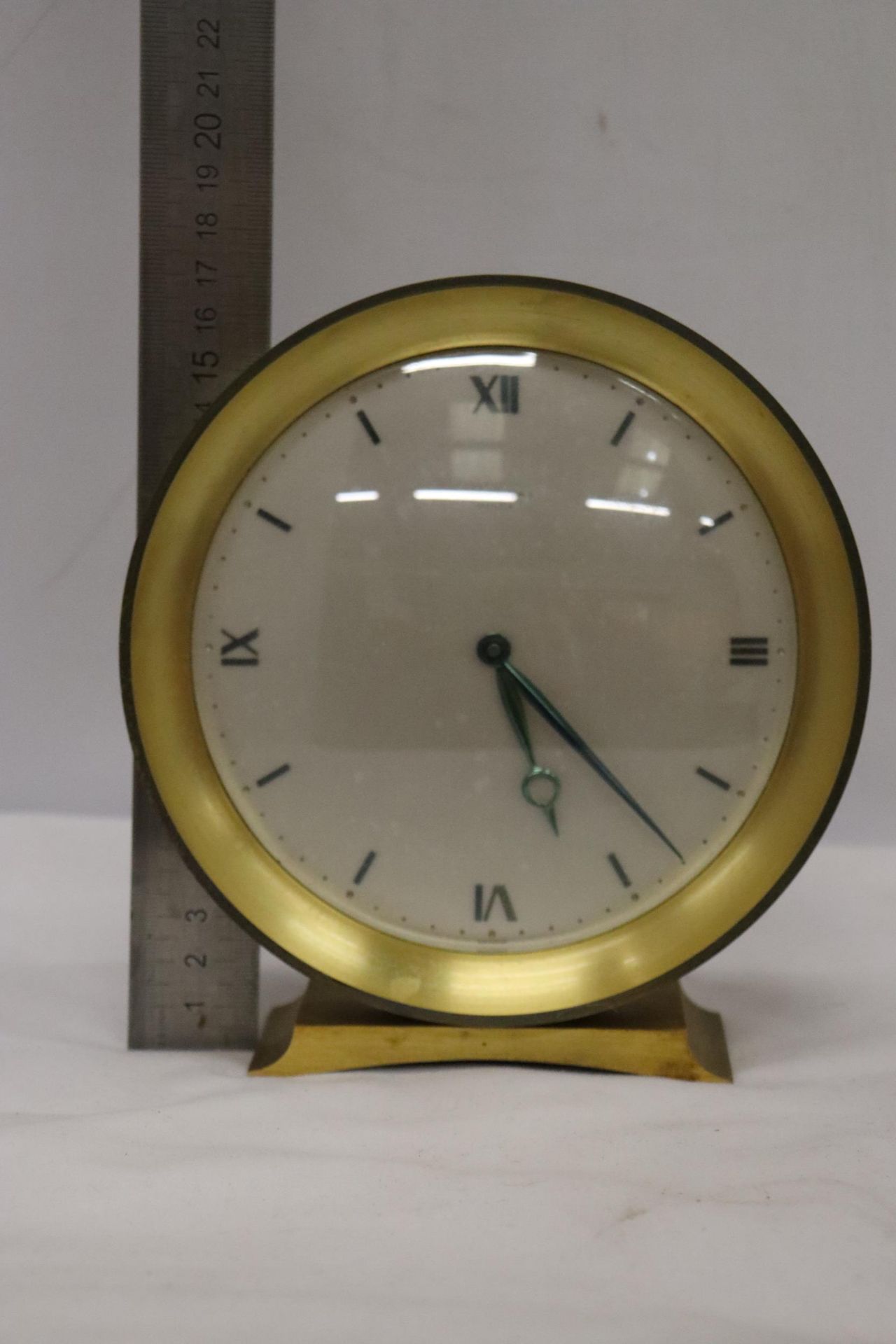 A VINTAGE CIRCULAR MANTLE CLOCK - Image 6 of 6