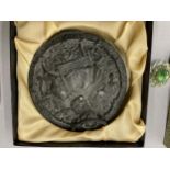 A VINTAGE STYLE 'GREAT SEAL OF QUEEN ELIZABETH 1' WALL HANGING, BOXED, DIAMETER 13CM