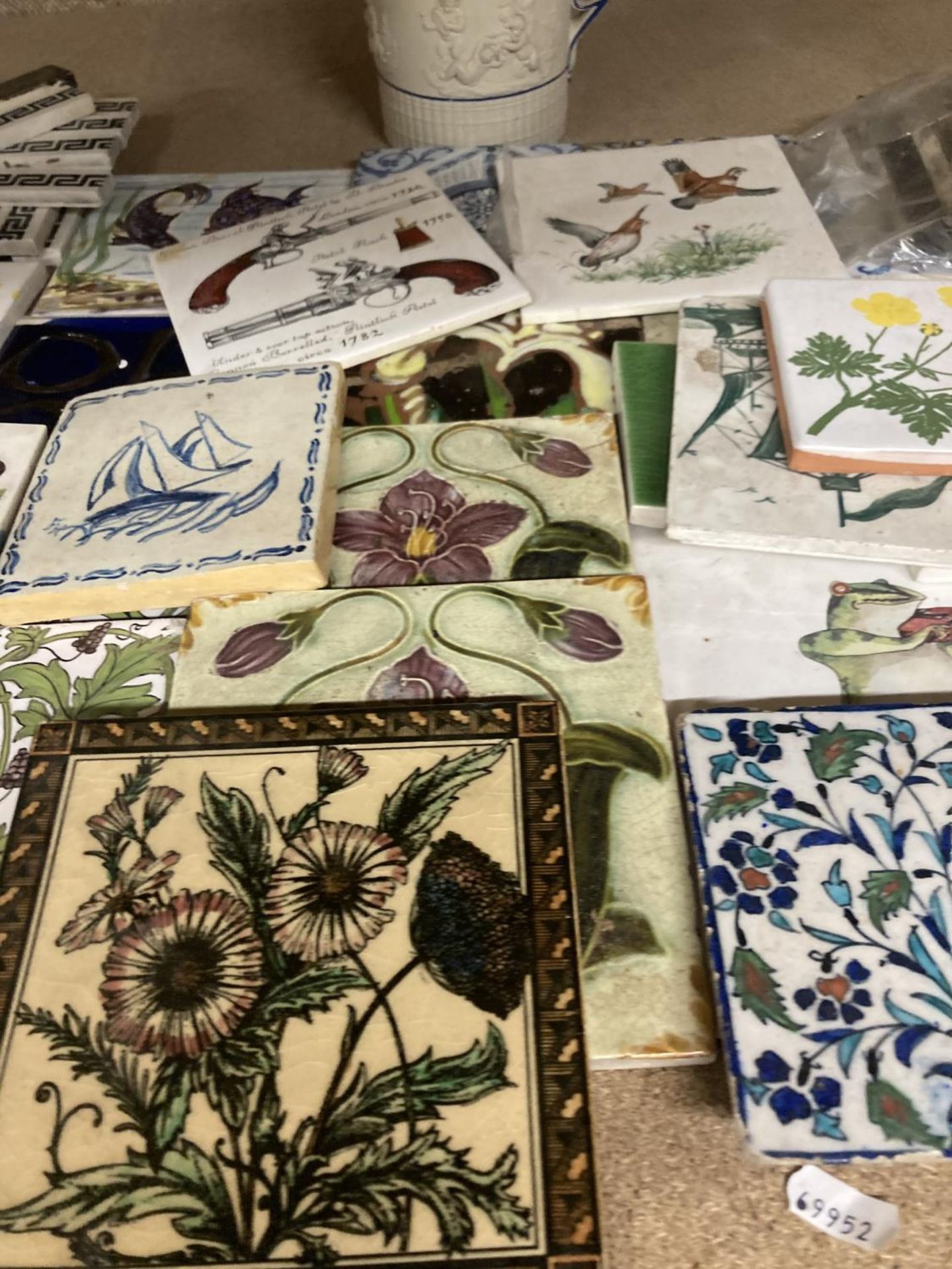 A COLLECTION OF VINTAGE TILES TO INCLUDE FLORAL DECORATED - Image 3 of 4