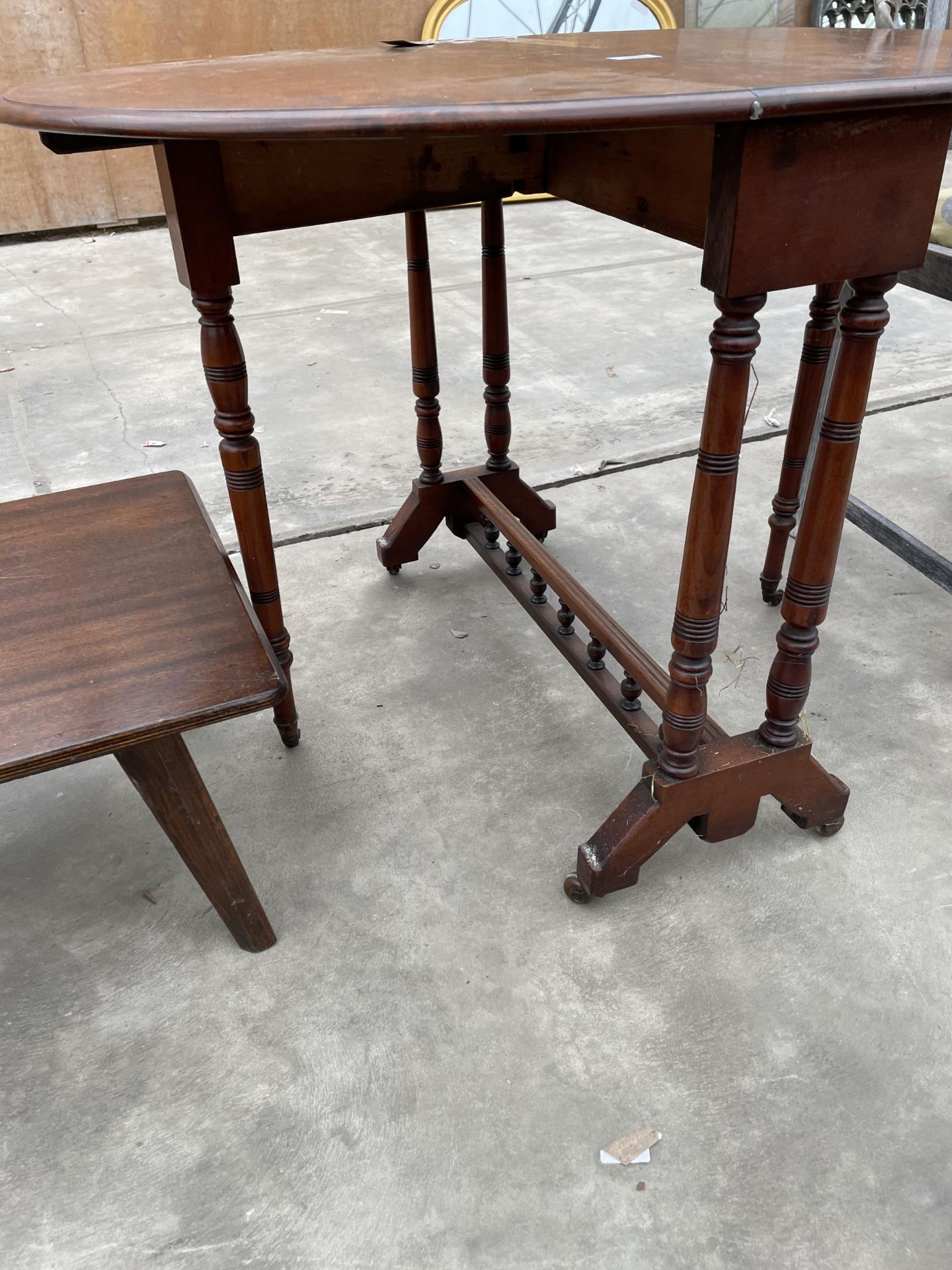 A VICTORIAN MAHOGANY OVAL SUTHERLAND TABLE 37" X 30" OPENED - Image 2 of 3