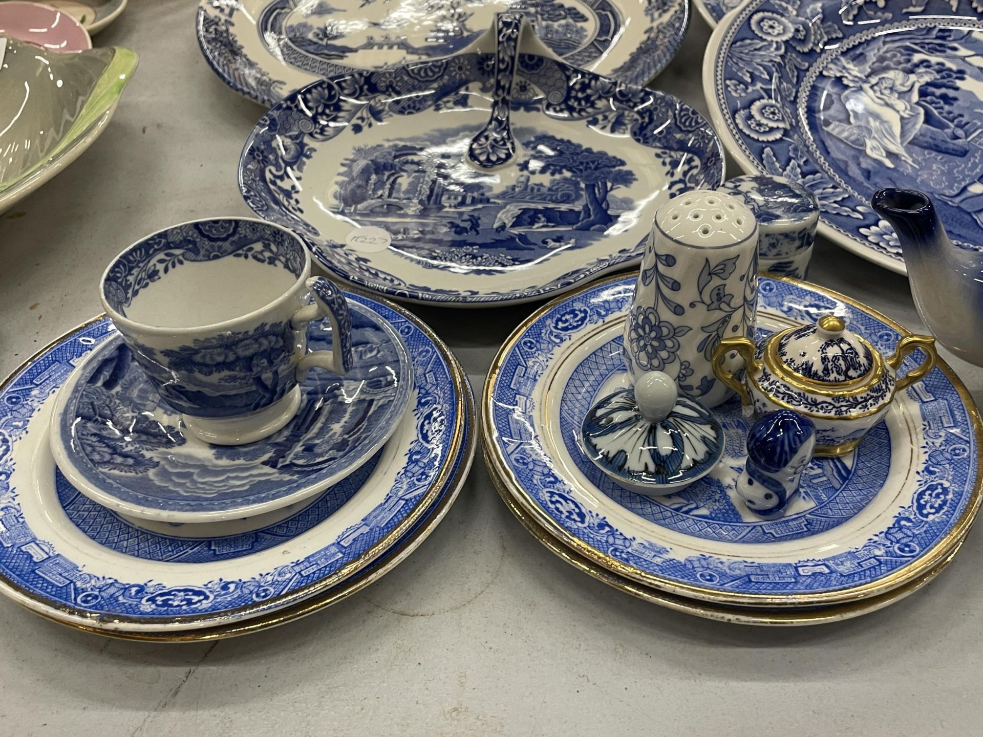 A COLLECTION OF BLUE AND WHITE CERAMICS TO INCLUDE SPODE ITALIAN AND BLUE ROOM, WILLOW PATTERN - Image 3 of 6