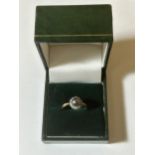 AN 18CT YELLOW GOLD PEARL AND CLEAR STONE RING, SIZE N, COMPLETE WITH PRESENTATION BOX