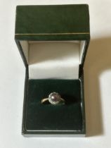 AN 18CT YELLOW GOLD PEARL AND CLEAR STONE RING, SIZE N, COMPLETE WITH PRESENTATION BOX