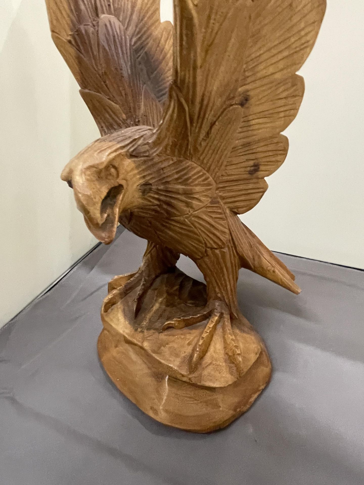 A HAND CARVED WOODEN EAGLE, HEIGHT 37CM - Image 2 of 3