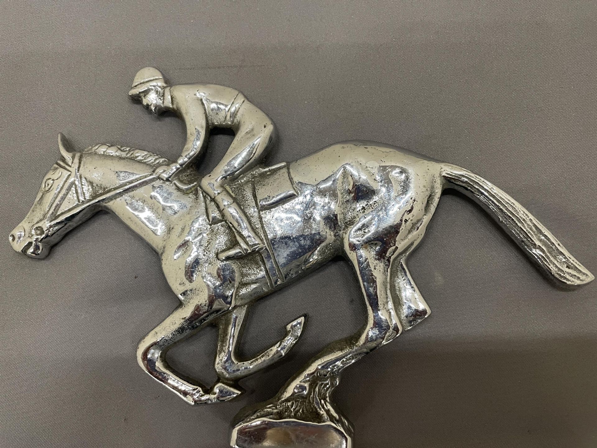 A CHROME VINTAGE HORSE AND JOCKEY CAR MASCOT - Bild 2 aus 4