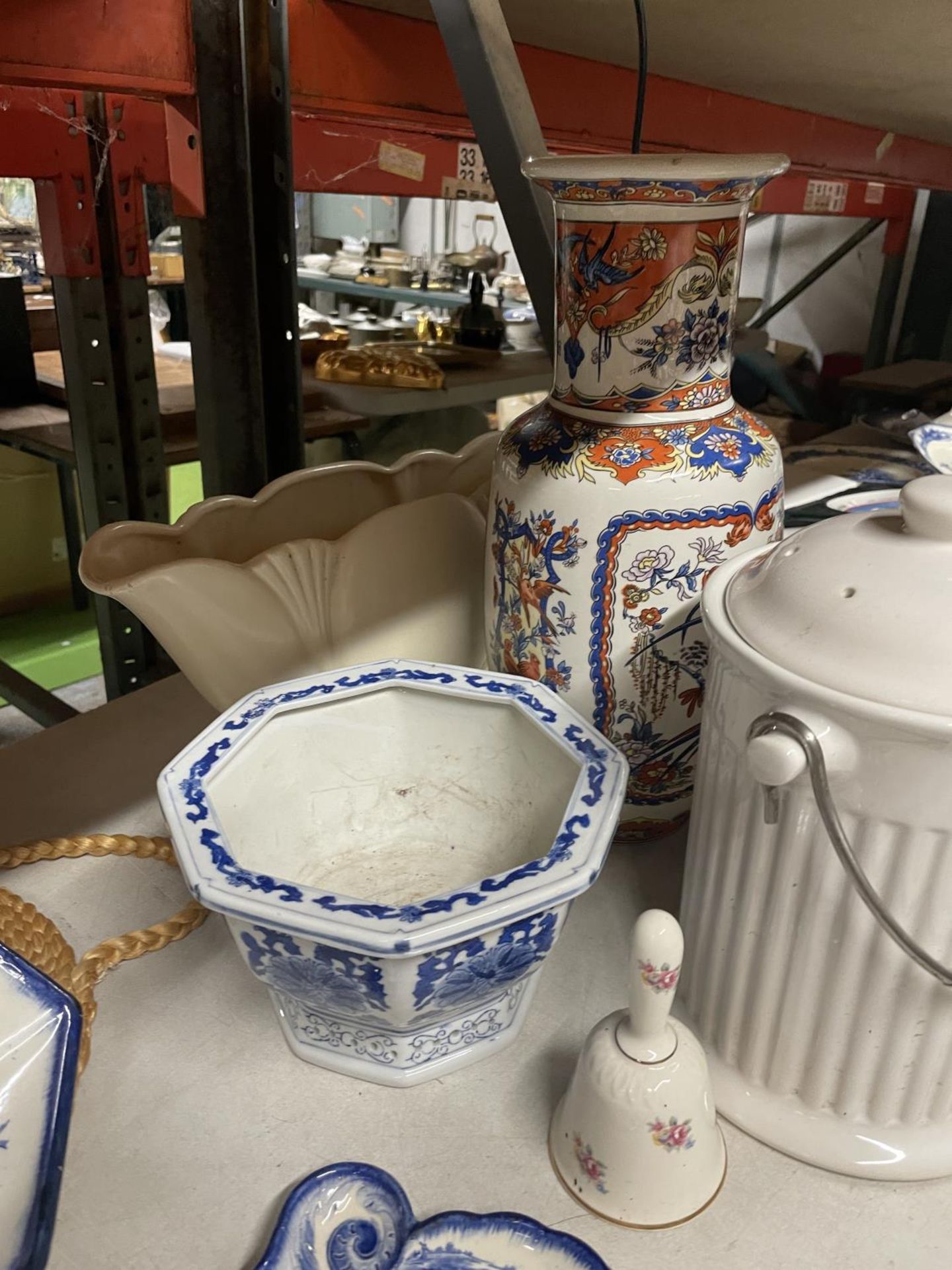 VARIOUS LARGE ITEMS OF CERAMICS TO INCLUDE AN ORIENTAL STYLE VASE, BLUE AND WHITE BOWL ETC - Image 2 of 3