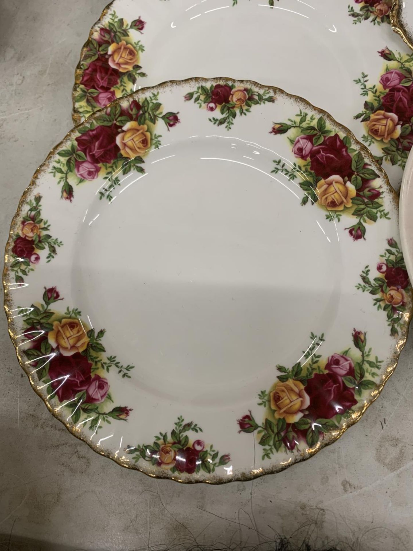 A QUANTITY OF VINTAGE PLATES TO INCLUDE ROYAL ALBERT 'OLD COUNTRY ROSES', PETER RABBIT, A CAKE - Image 2 of 6