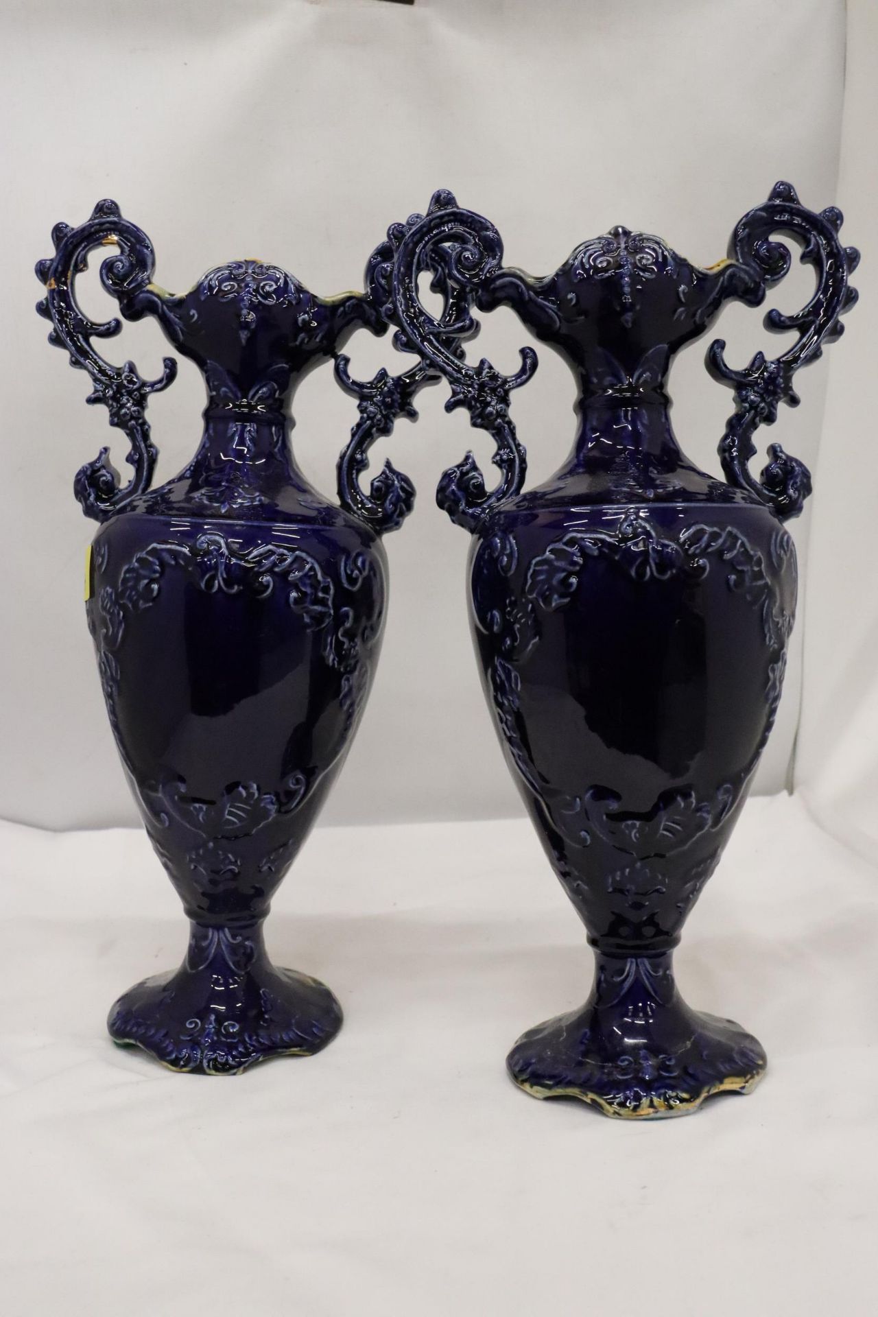 A PAIR OF VICTORIAN VASES IN COBALT BLUE WITH PICTORIAL DECORATION, HEIGHT 41 CM - Bild 6 aus 7