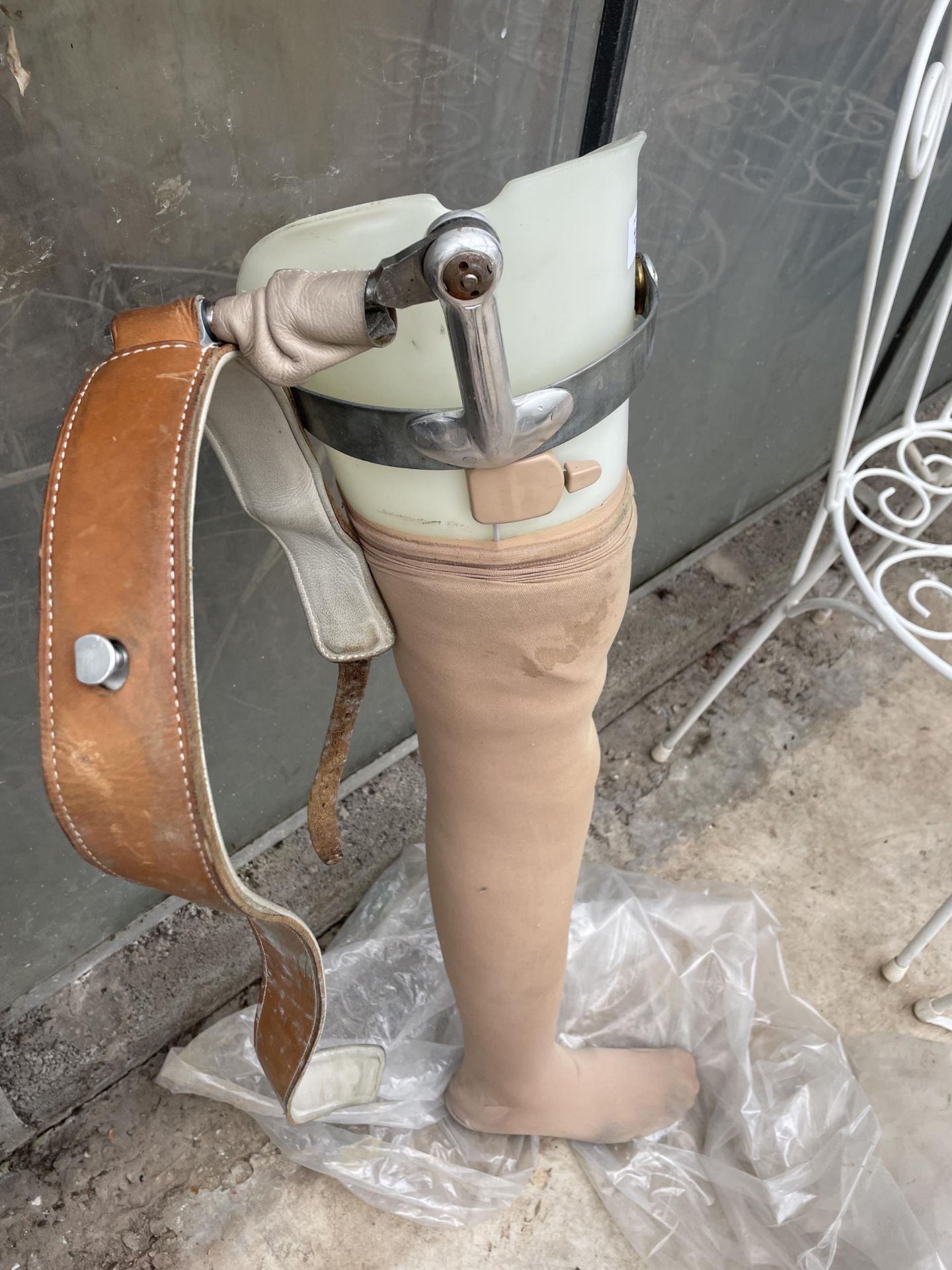 A PROSTHETIC LEG WITH STRAP AND BRACKET (L:93CM) - Bild 2 aus 4