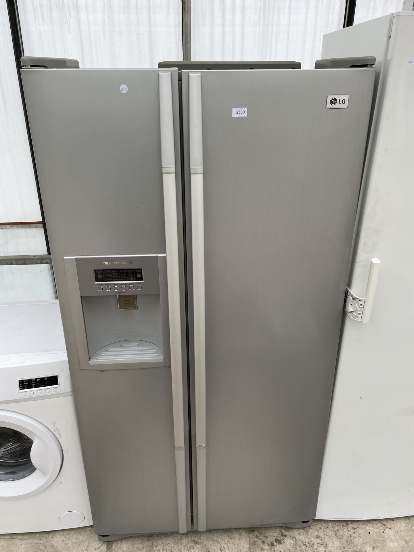 A SILVER LG AMERICAN STYLE FRIDGE FREEZER WITH WATER DISPENSER