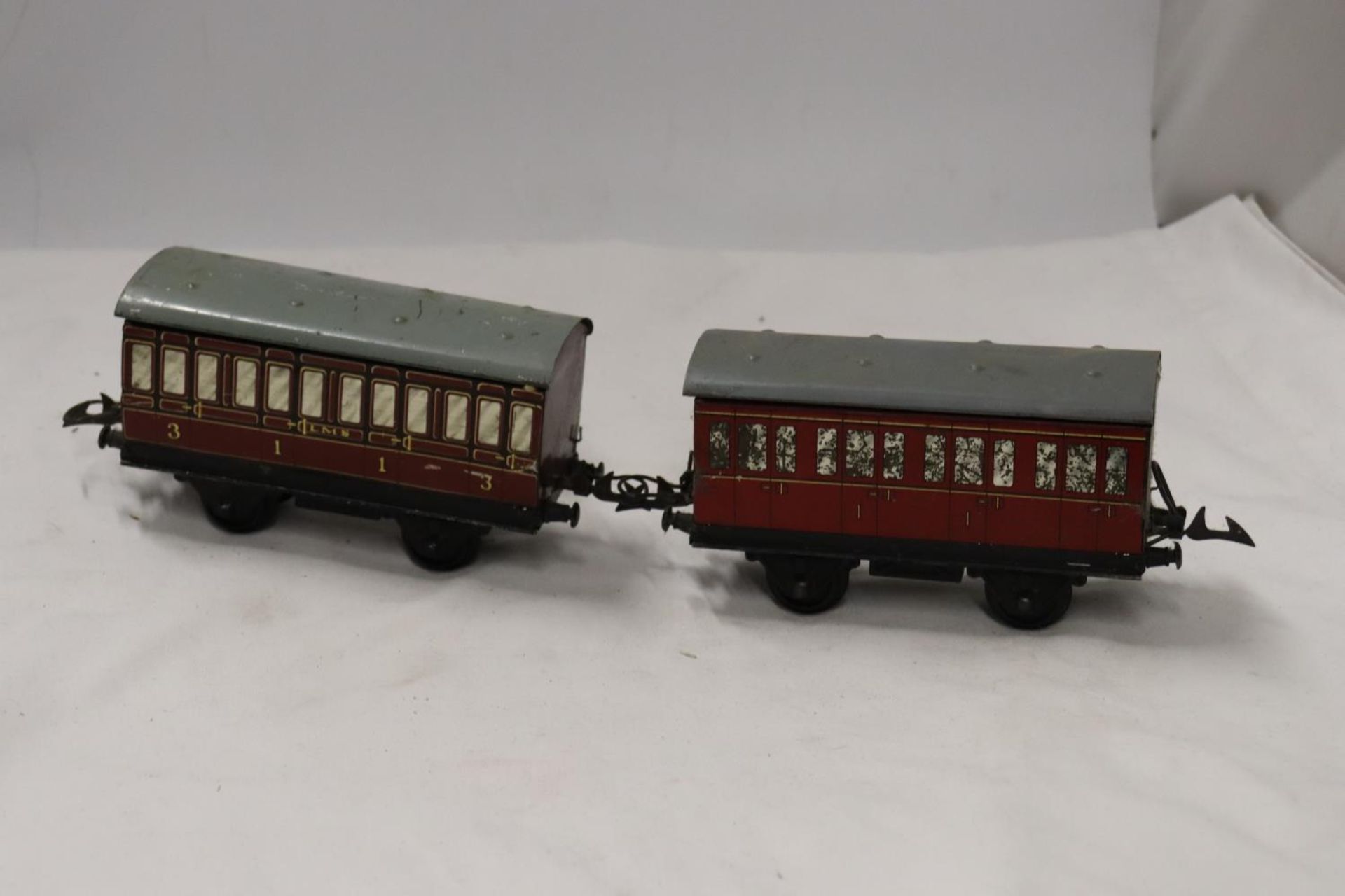 TWO HORNBY .30 GAUGE METAL RAILWAY CARRIAGES LENGTH 17 CM