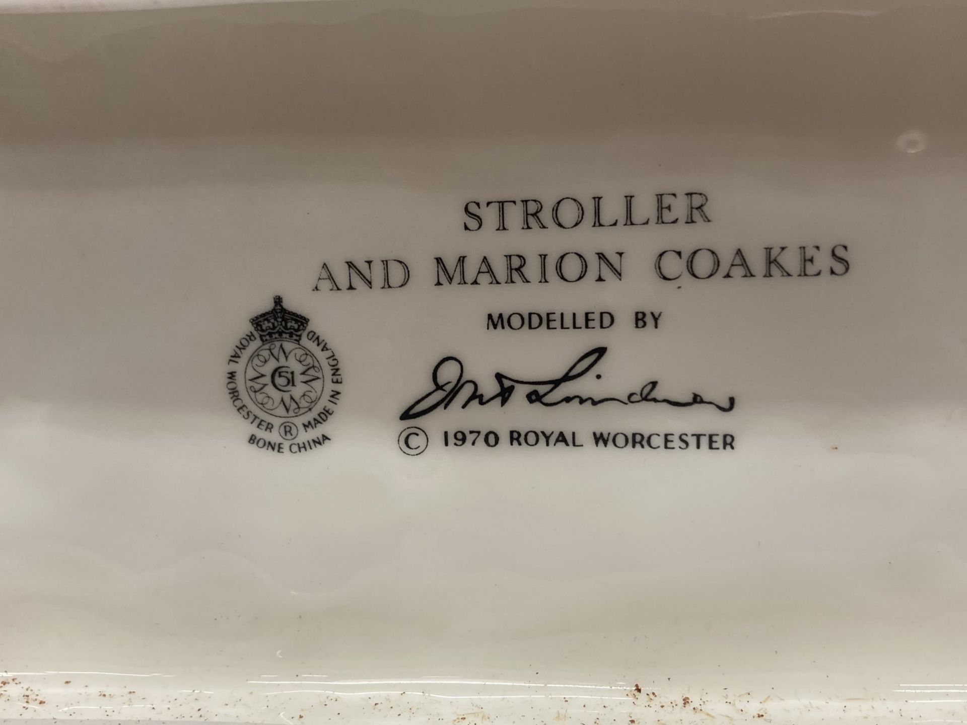 A ROYAL WORCESTER MODEL OF STROLLER AND MARION COAKES MODELLED BY DORIS LINDNER AND PRODUCED IN A - Bild 5 aus 5