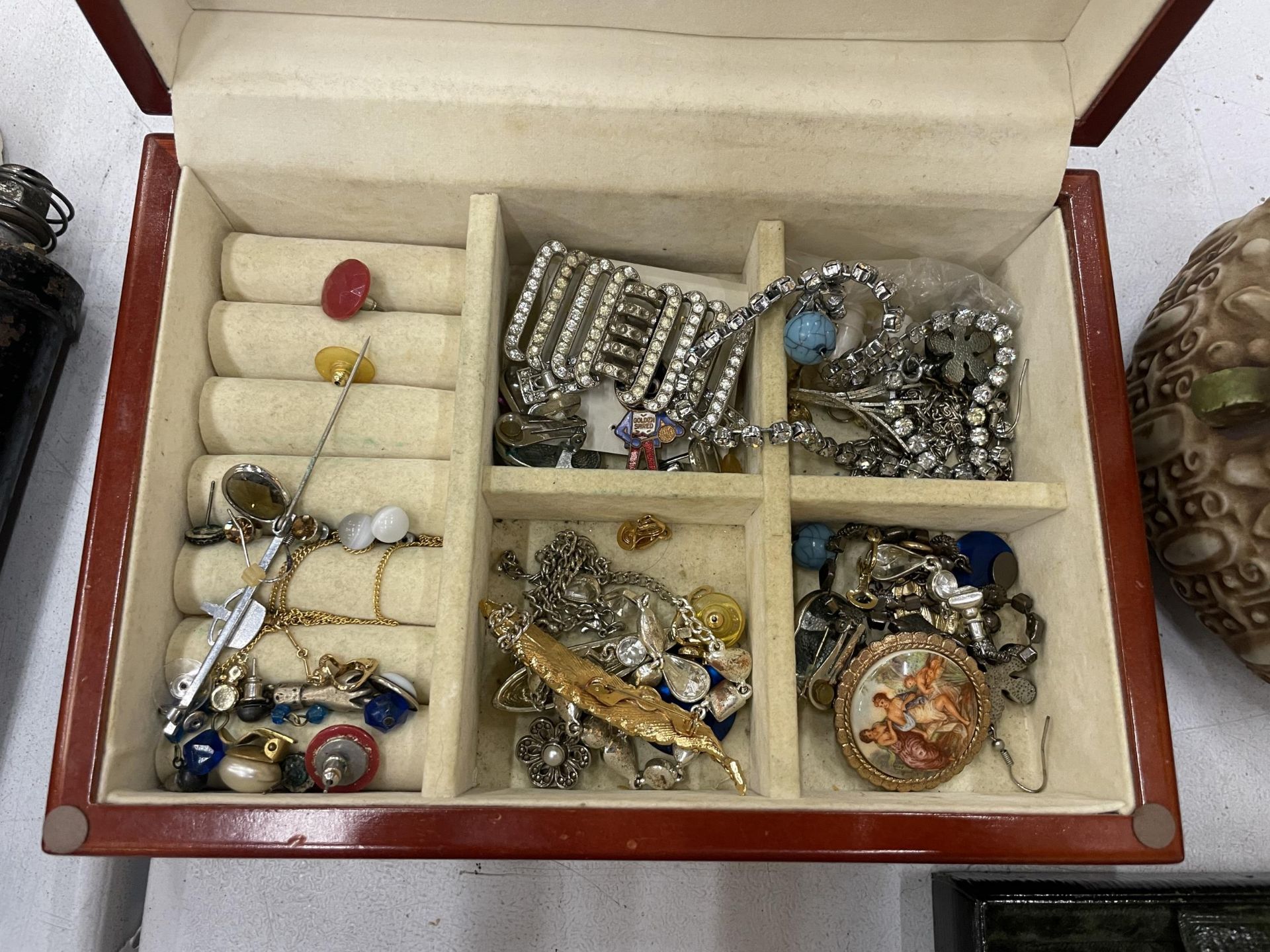 A LARGE QUANTITY OF COSTUME JEWELLERY TO INCLUDE NECKLACES, BROOCHES, EARRINGS, ETC, PLUS FIVE - Image 4 of 4
