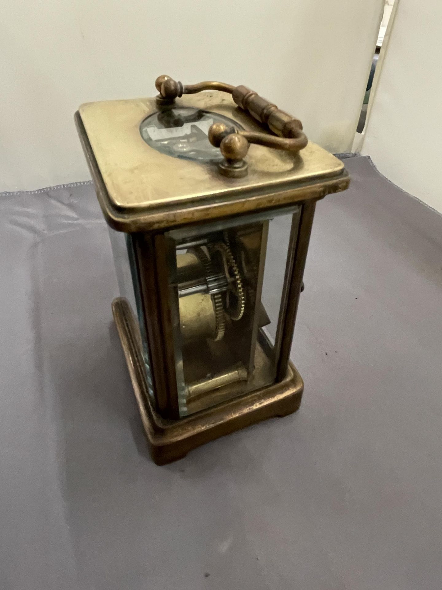 A VINTAGE BRASS CARRIAGE CLOCK WITH BEVELLED GLASS REVEALING THE INNER WORKINGS - Bild 3 aus 3