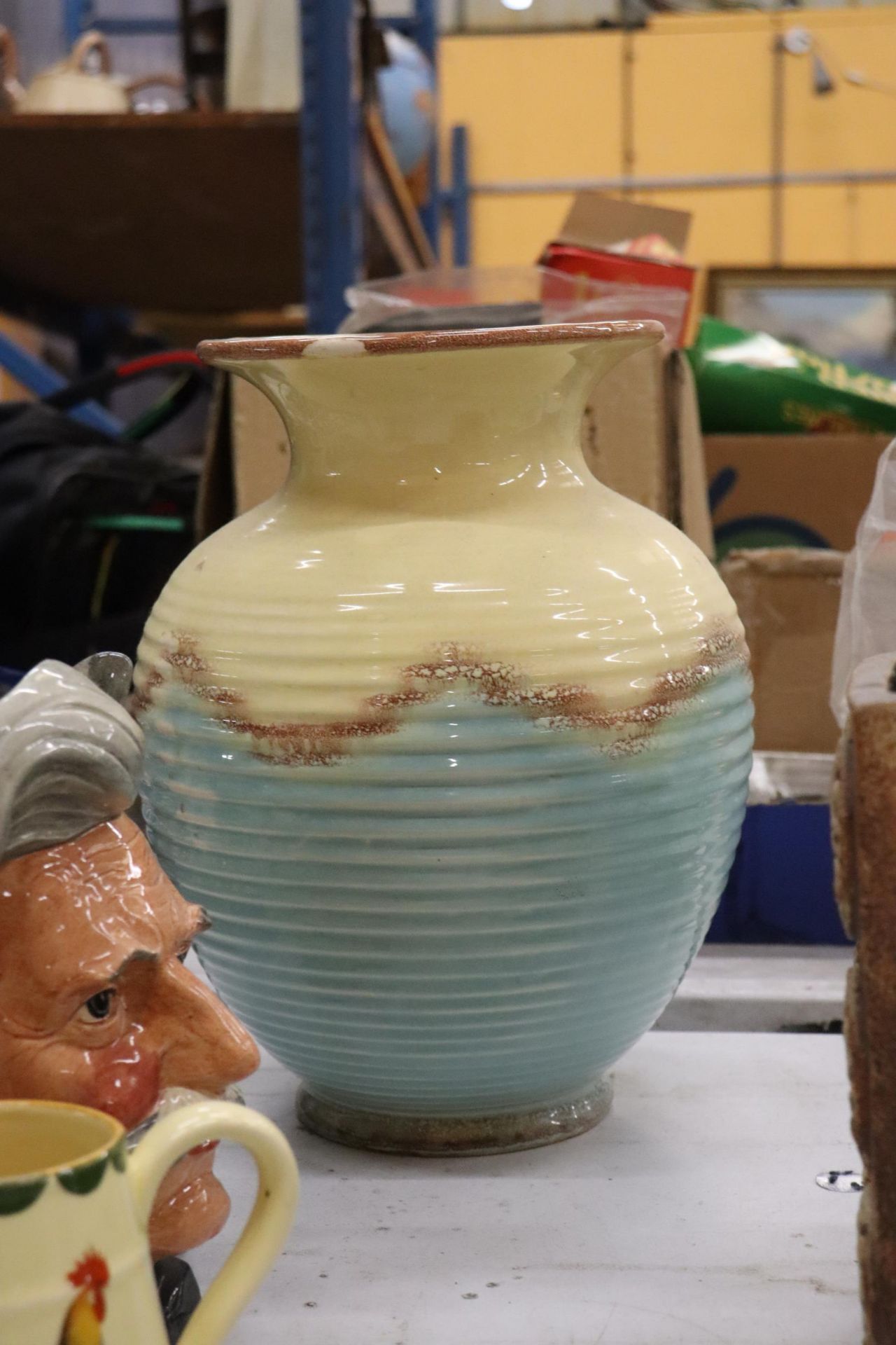 A QUANTITY OF ITEMS TO INCLUDE A ROYAL DOULTON TOBY JUG, 'MARK TWAIN', PLUS STUDIO POTTERY VASES, - Image 8 of 10