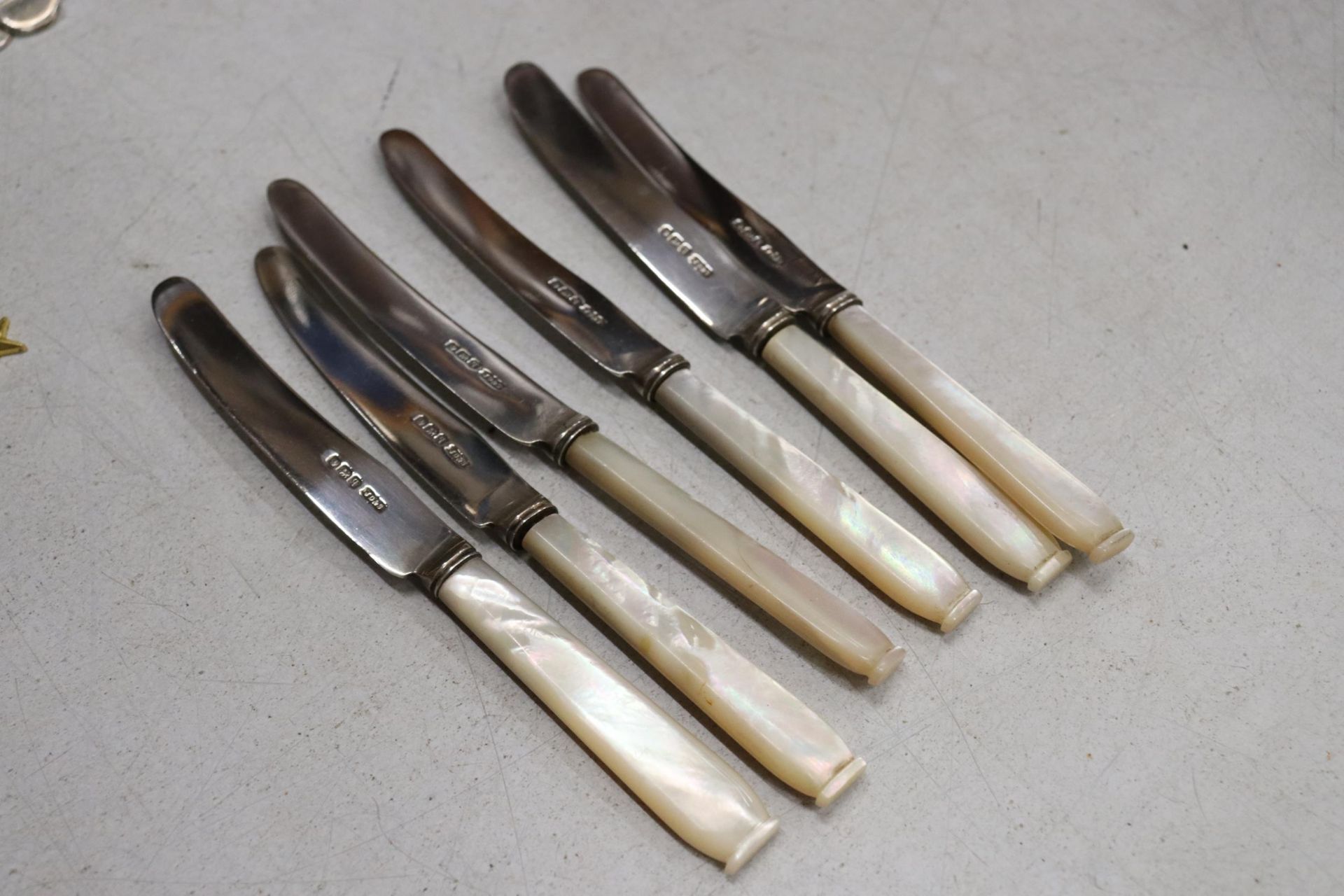 SIX HALLMARKED SHEFFIELD BUTTER KNIVES WITH PEARLISED HANDLES - Image 6 of 7