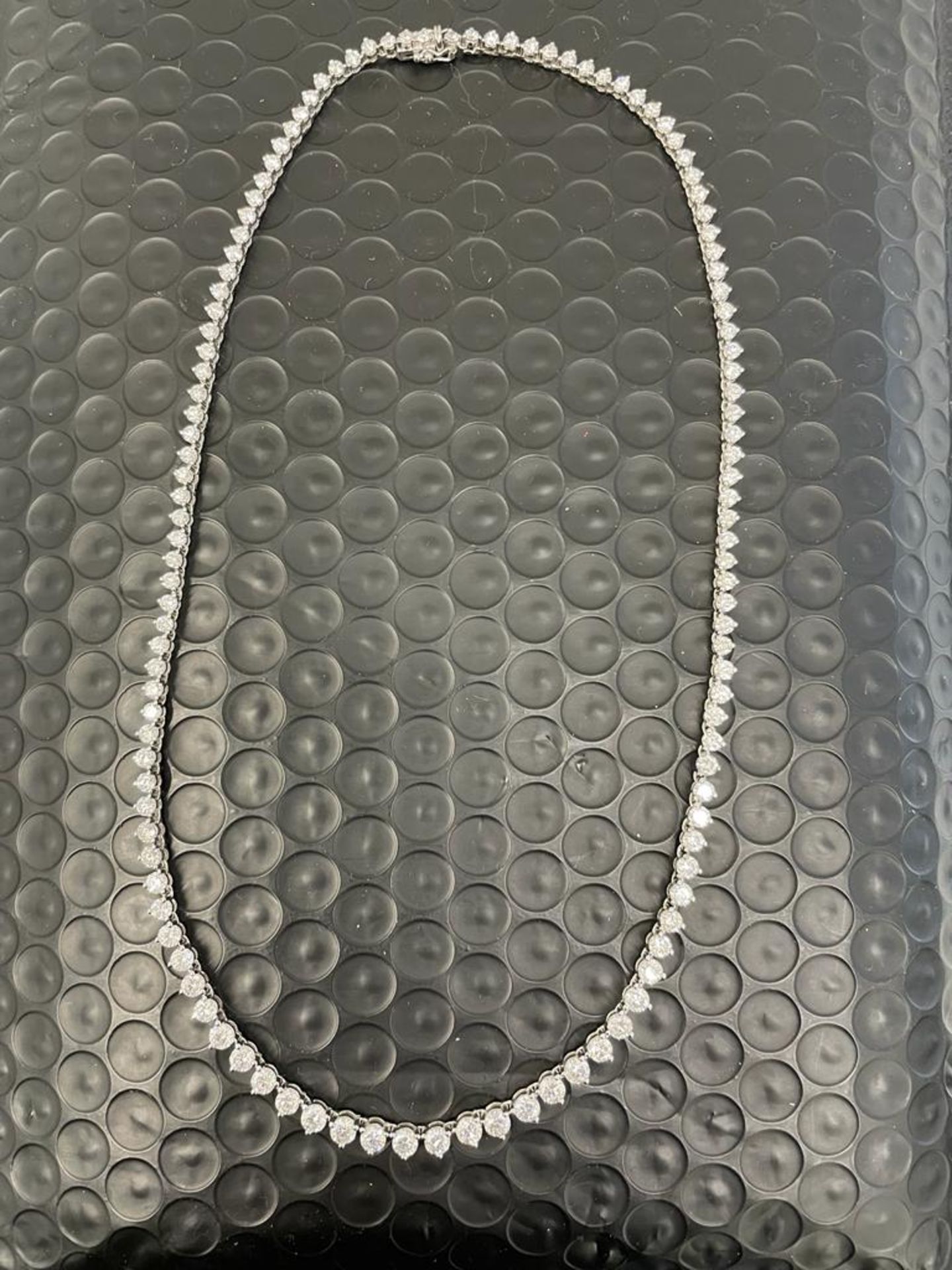 AN 18 CARAT WHITE GOLD DIAMOND NECKLACE, 17 INCH LENGTH WITH APPROXIMATELY 12 TO 14 CARAT OF CLAW - Bild 2 aus 2