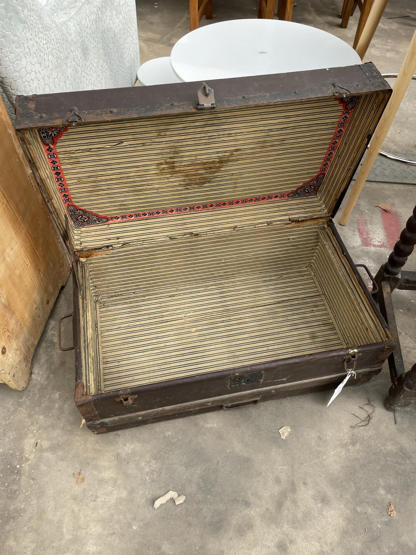 A VICTORIAN CONMPRESSED FIBRE TRAVELLING TRUNK WITH WOODEN SLATS AND METAL FITTINGS - Image 3 of 3