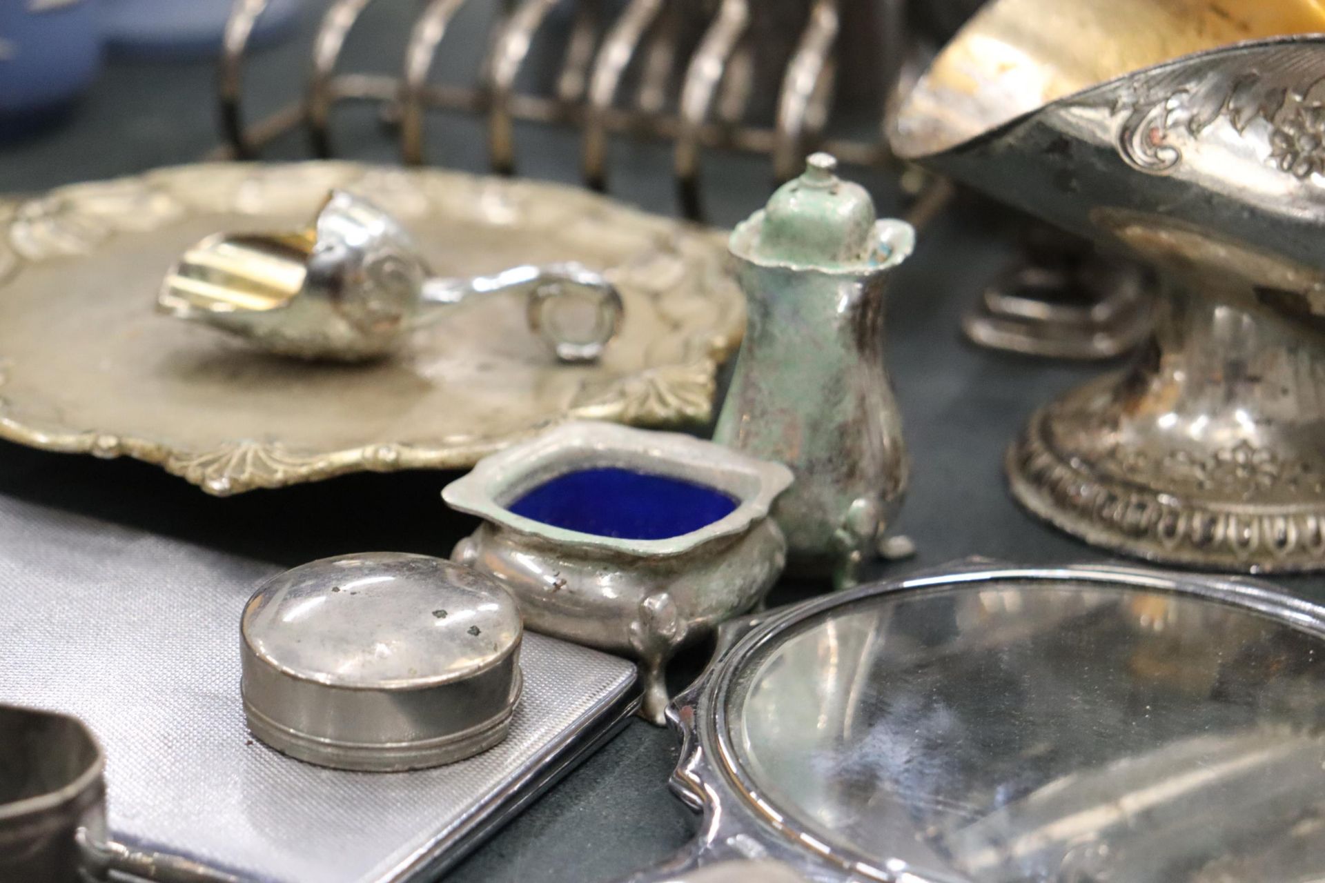 A COLLECTION OF SILVER PALTED ITEMS TO INCLUDE NAPKIN RINGS, A TEAPOT AND HOT WATER JUG, FLATWARE, - Image 8 of 10