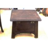 A VINTAGE OAK SEWING BOX/STOOL, HEIGHT 25CM, WIDTH 30CM, DEPTH 29CM