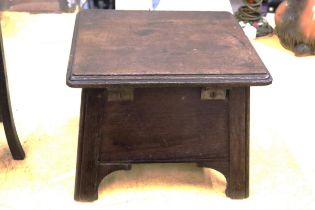 A VINTAGE OAK SEWING BOX/STOOL, HEIGHT 25CM, WIDTH 30CM, DEPTH 29CM