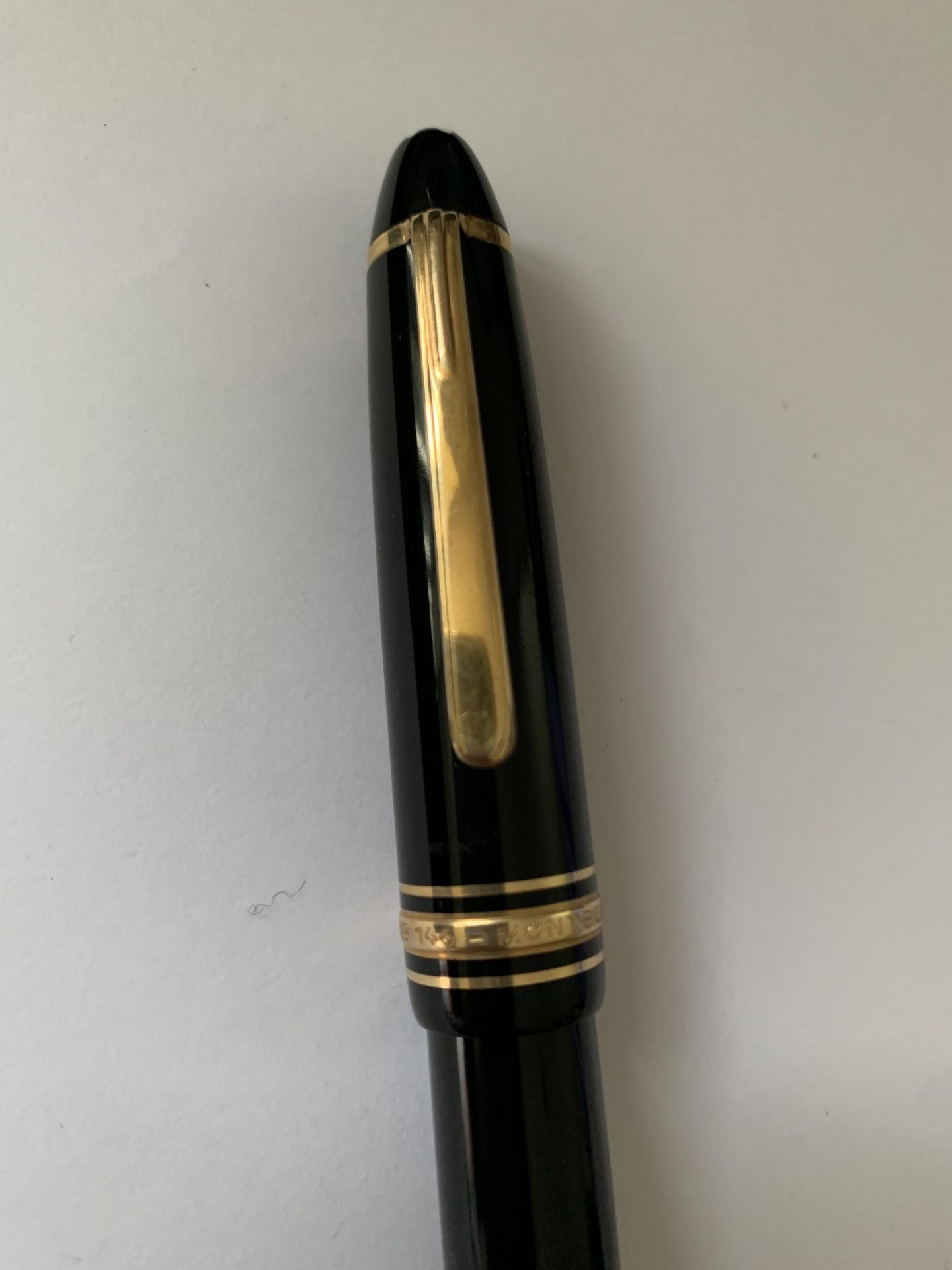 A MONT BLANC MEISTERSTUCK GOLD COATED LE GRAND FOUNTAIN PEN WITH 18 CARAT GOLD MEDIUM NIB - Image 2 of 8