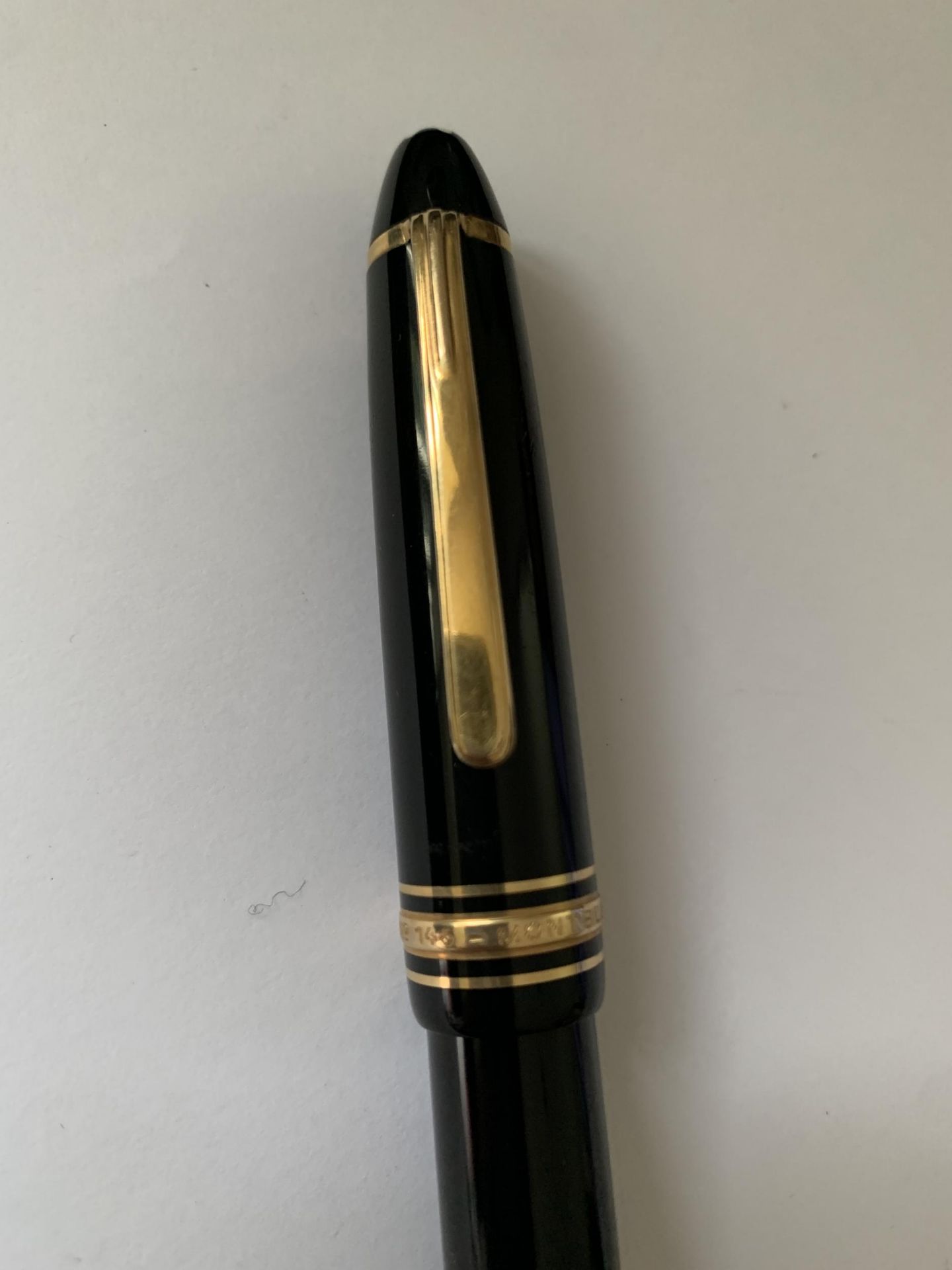 A MONT BLANC MEISTERSTUCK GOLD COATED LE GRAND FOUNTAIN PEN WITH 18 CARAT GOLD MEDIUM NIB - Bild 2 aus 8