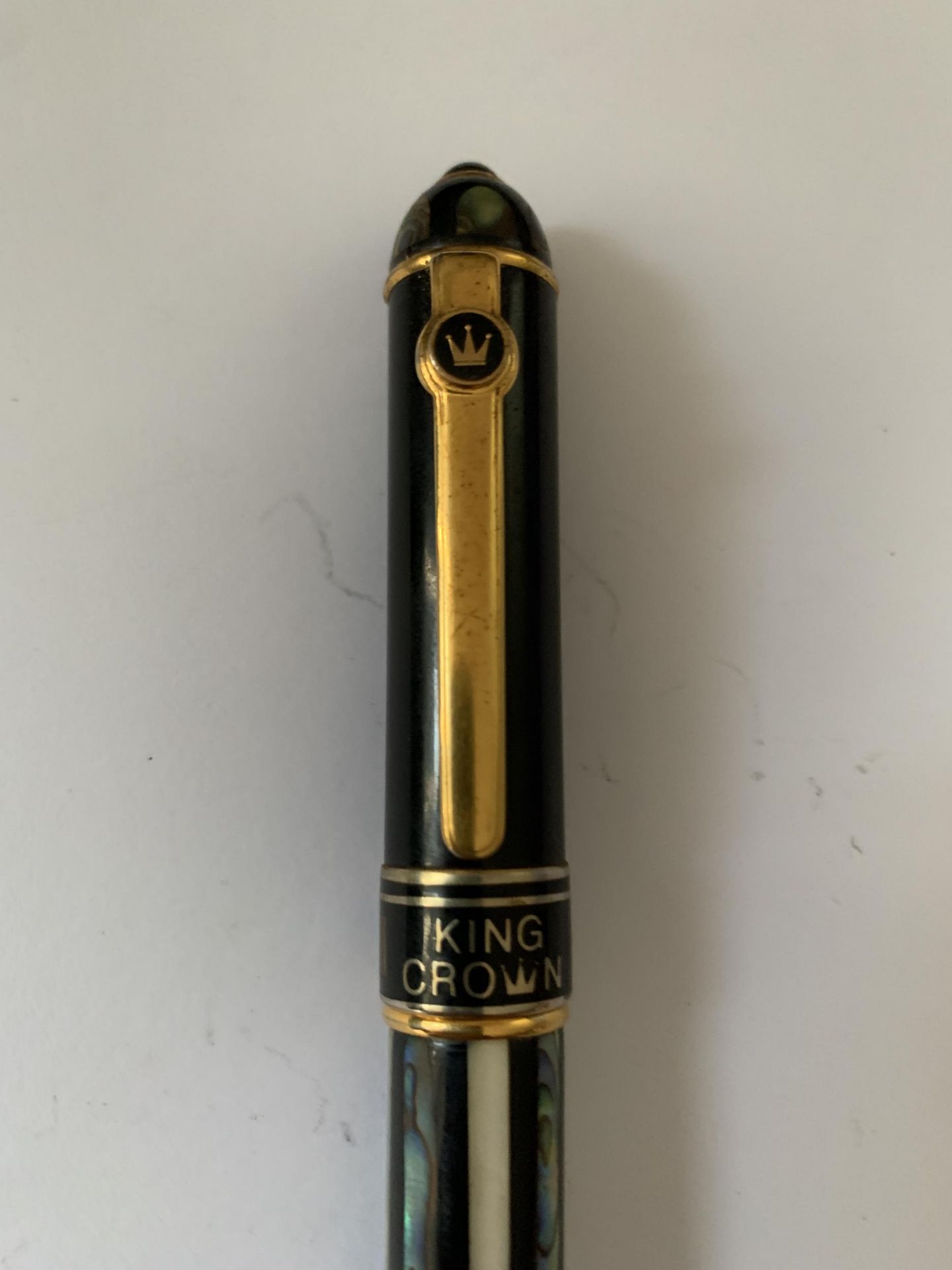 A KING CROWN 0125 FOUNTAIN PEN INLAID WITH SHELL WITH AN 18 CARAT GOLD NIB - Image 2 of 5