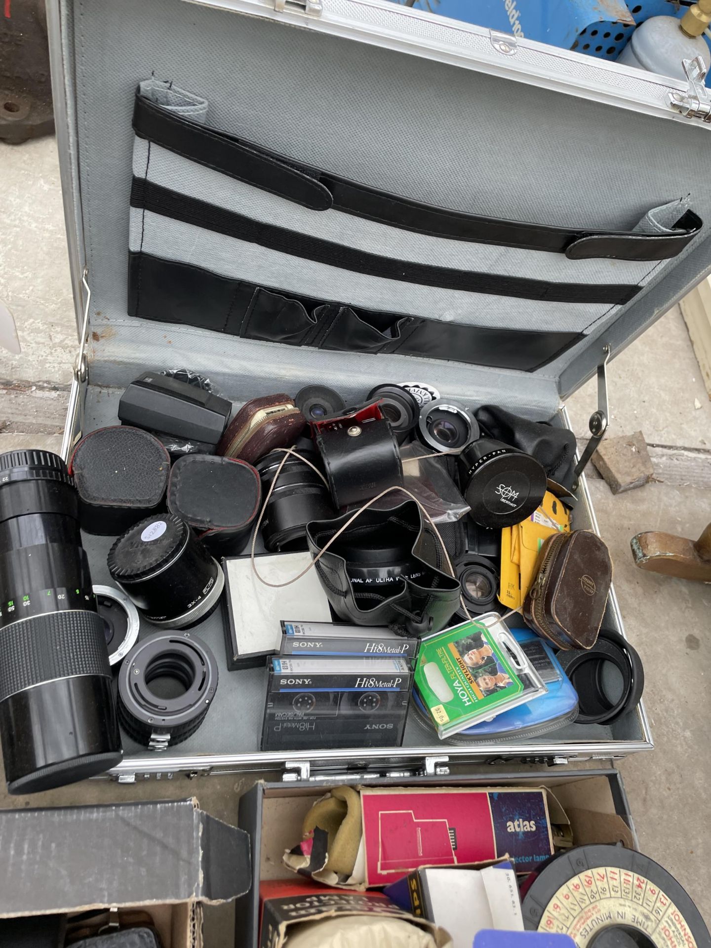 A LARGE ASSORTMENT OF PHOTOGRAPHY ITEMS TO INCLUDE LENS', BINOCULARS AND CASES ETC - Image 2 of 3