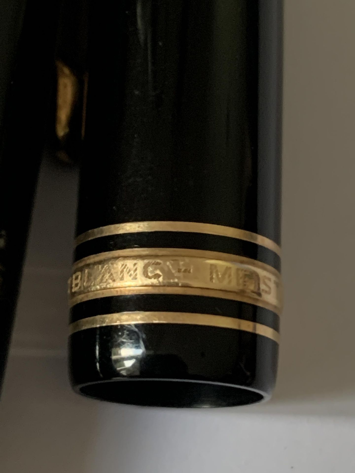 A MONT BLANC MEISTERSTUCK GOLD COATED LE GRAND FOUNTAIN PEN WITH 18 CARAT GOLD MEDIUM NIB - Image 6 of 8