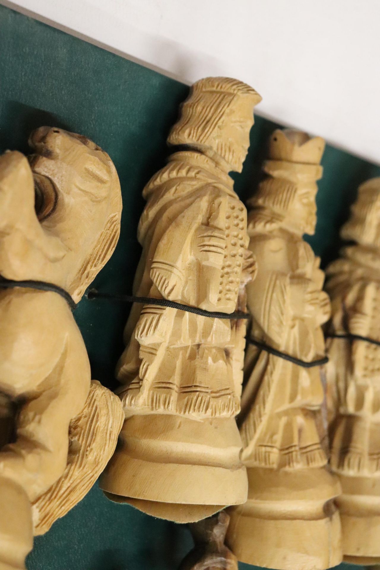 A HAND CARVED WOODEN CHESS SET FROM TAMIL SOUTH INDIA - Image 9 of 10