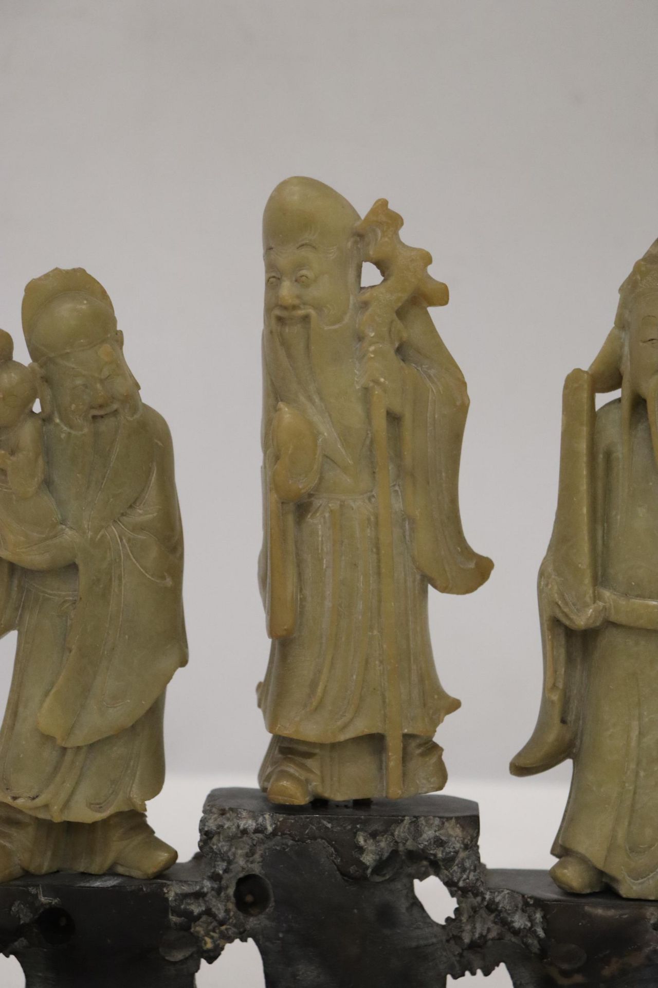 AN ORIENTAL CARVING OF THREE ELDERS ON A PLINTH, HEIGHT 21CM, WIDTH 22CM - Image 4 of 8