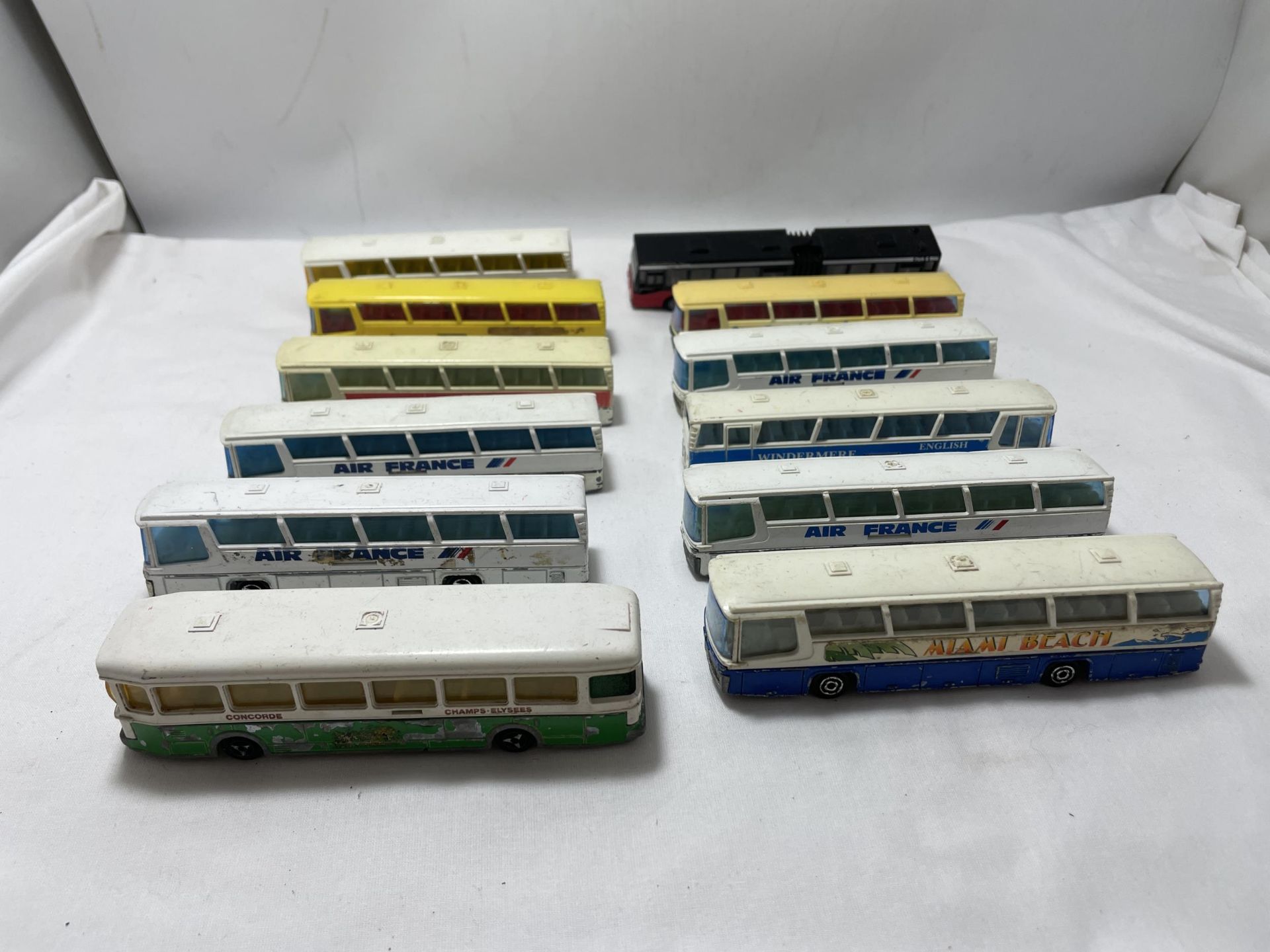 A LARGE QUANTITY OF DIECAST TOY BUSES AND COACHES TO INCLUDE MAJORETTE, MATCHBOX,ETC
